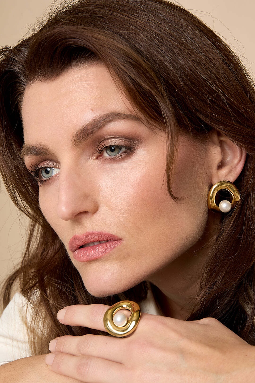 Adelia´s Paar Ohrhänger »Ohrringe Ohrstecker mit Kreisdesign aus Edelstahl« Das markante Kreisdesign mit Kugeldetail prägt diesen modischen Modeschmuck