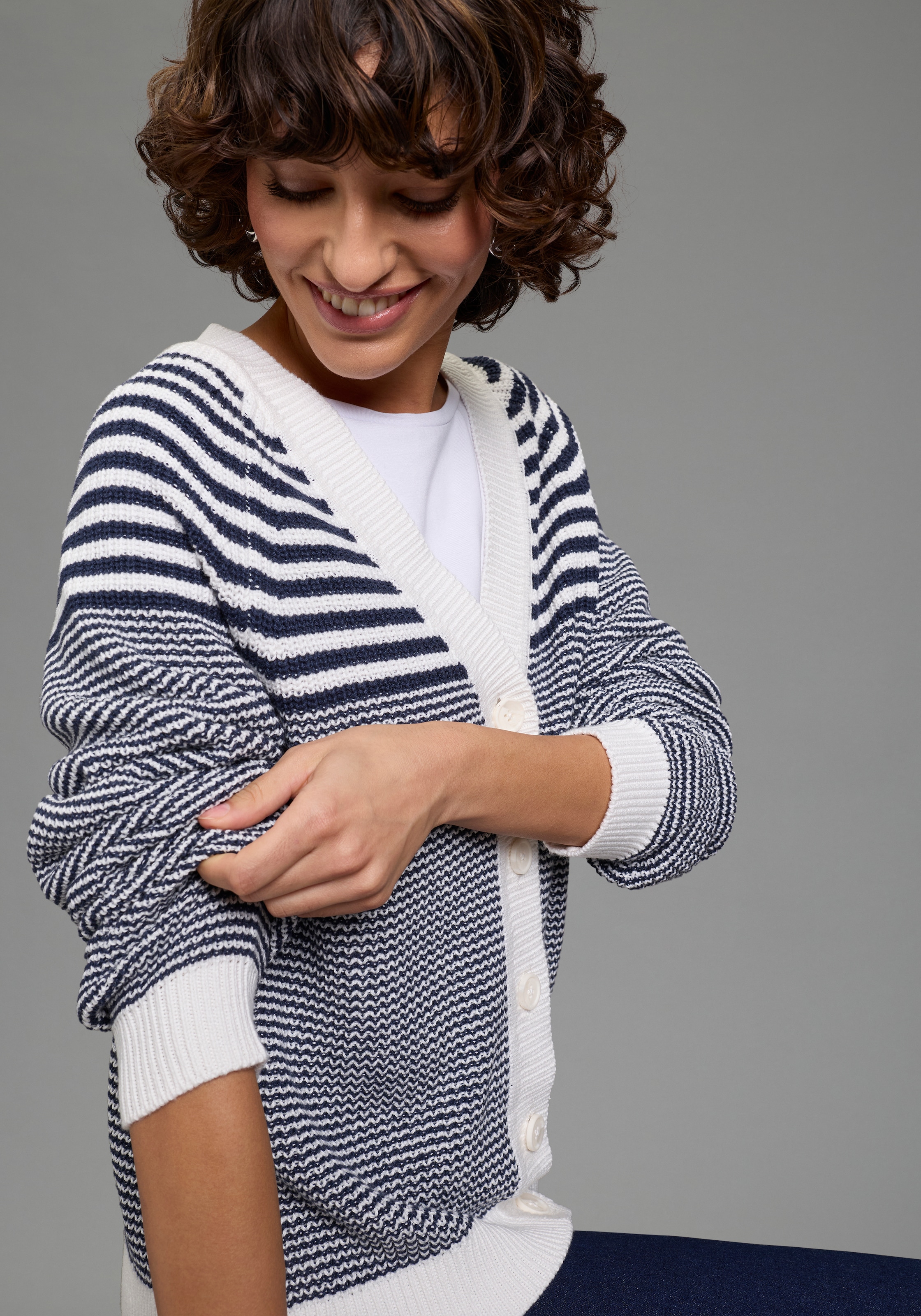 Laura Scott Strickjacke mit modernen Perlstrick und V-Ausschnitt