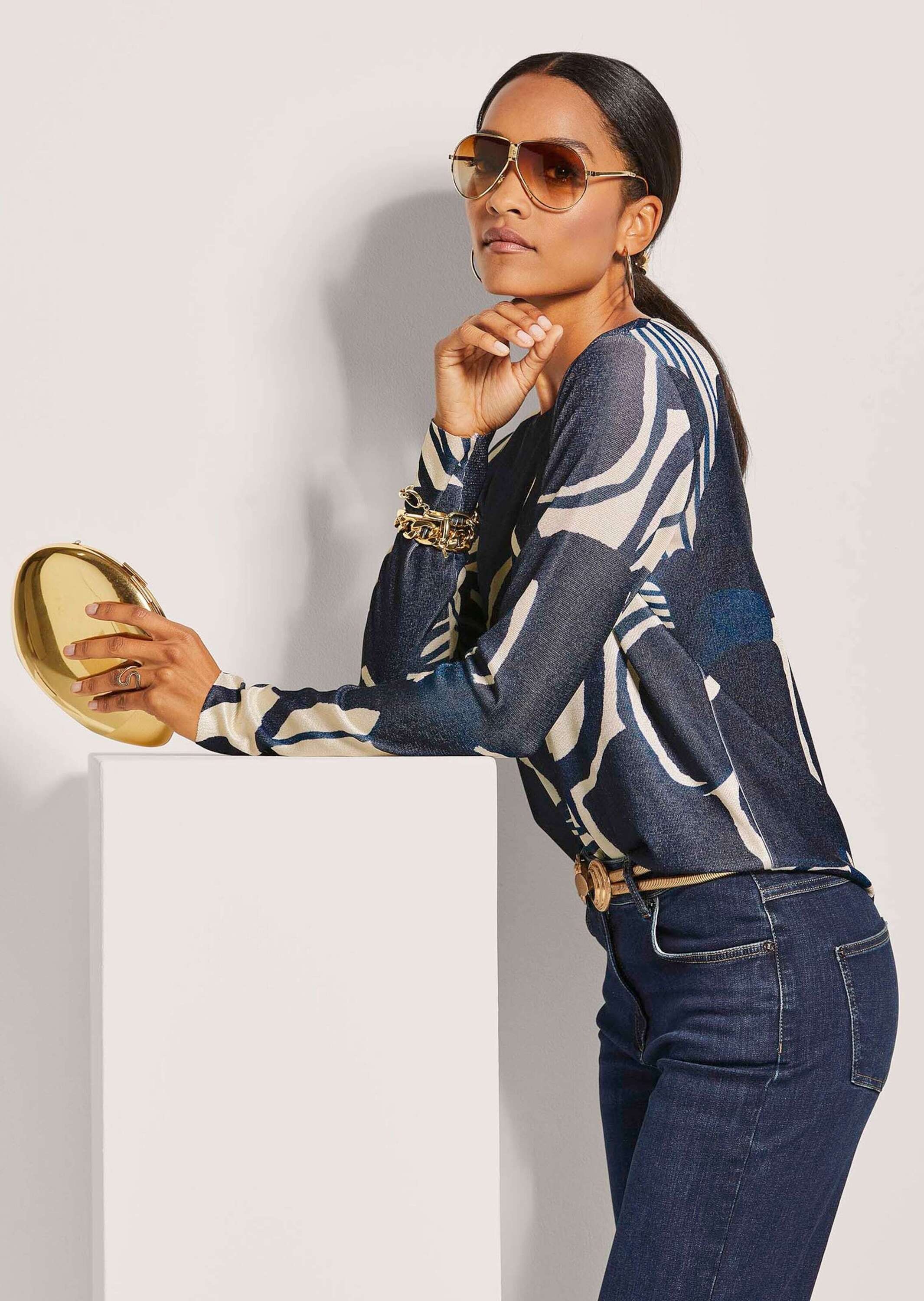 MADELEINE Longpullover »Pullover Kurzer Rundhals-Pullover mit Unikat-Print«