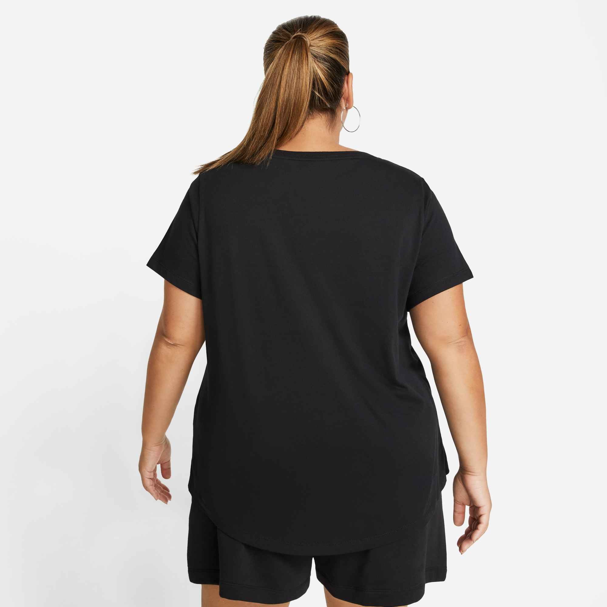 Nike Sportswear T-Shirt »CLUB ESSENTIALS WOMEN'S T-SHIRT (PLUS SIZE)« etwas weiterer Schnitt, kürzere Länge am Body, sportlicher Stil