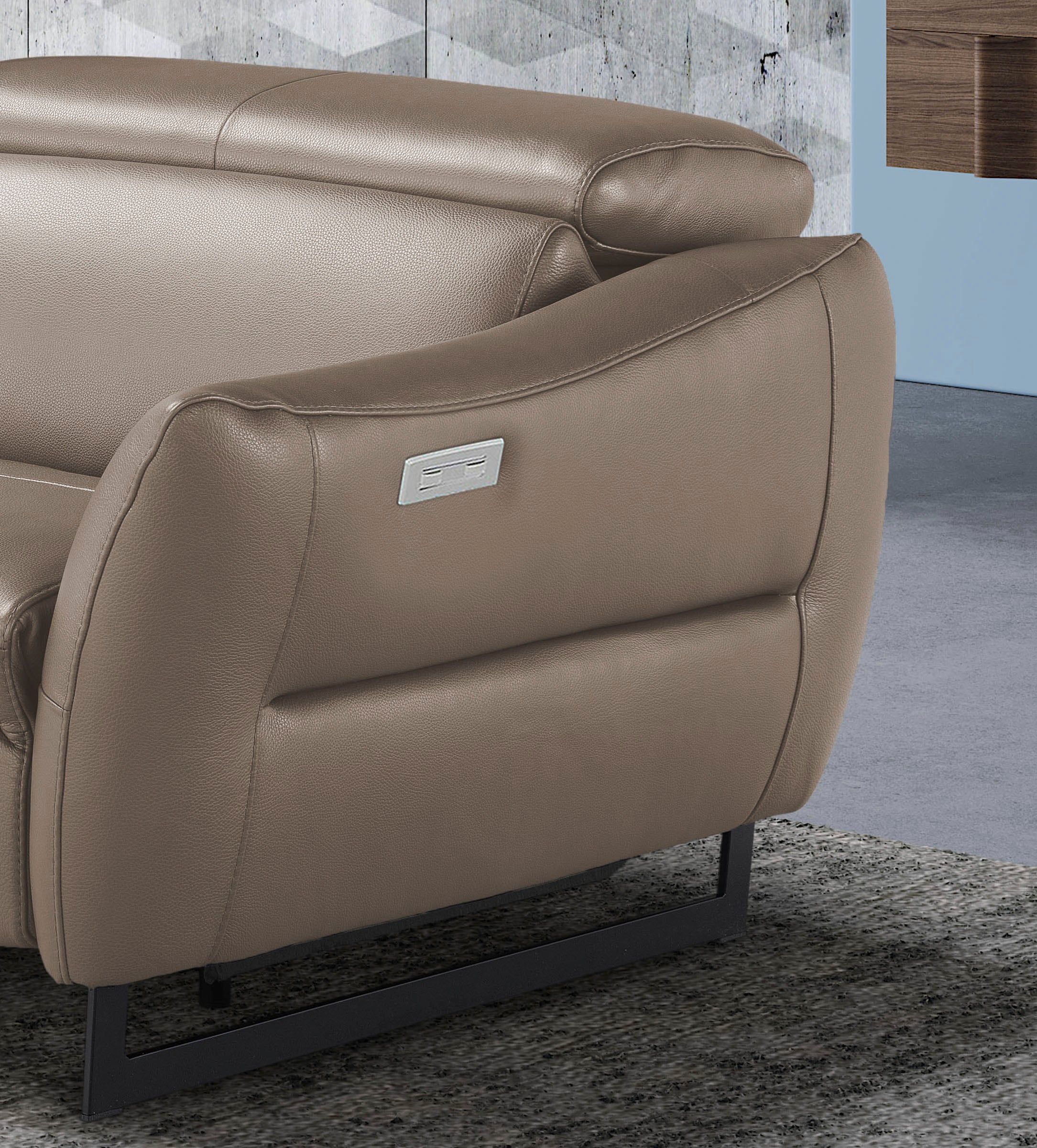 Egoitaliano 2,5-Sitzer »Dafne, elegantes Designsofa mit hohem Sitzkomfort«, mit und ohne elektrischer Relaxfunktion, Kopfteile manuell verstellbar