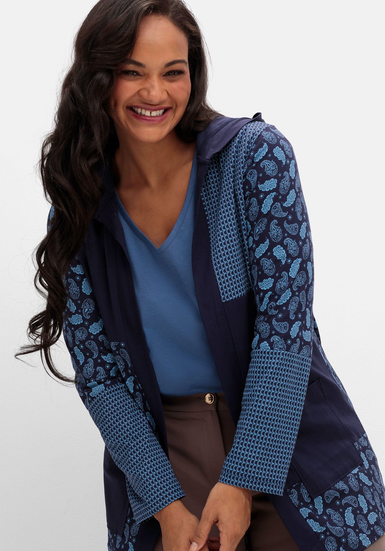 Sheego Cardigan »Shirtjacke mit Kapuze und Patchwork-Muster«, mit Kapuze und Patchwork-Muster