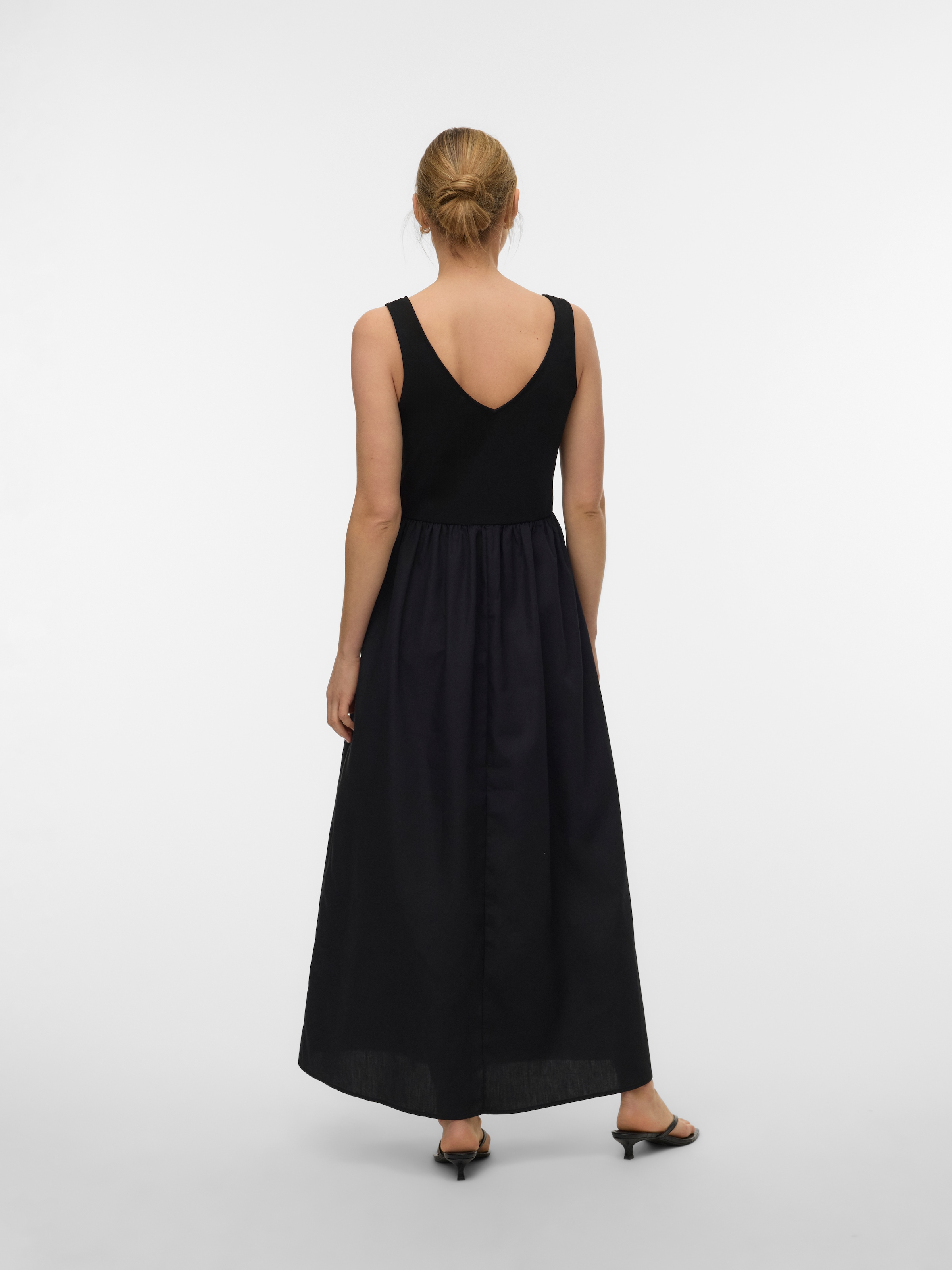 Vero Moda Trägerkleid »VMVALLY SL LONG DRESS JRS NOOS« Materialmix, locker geschnitten, V-Ausschnitt