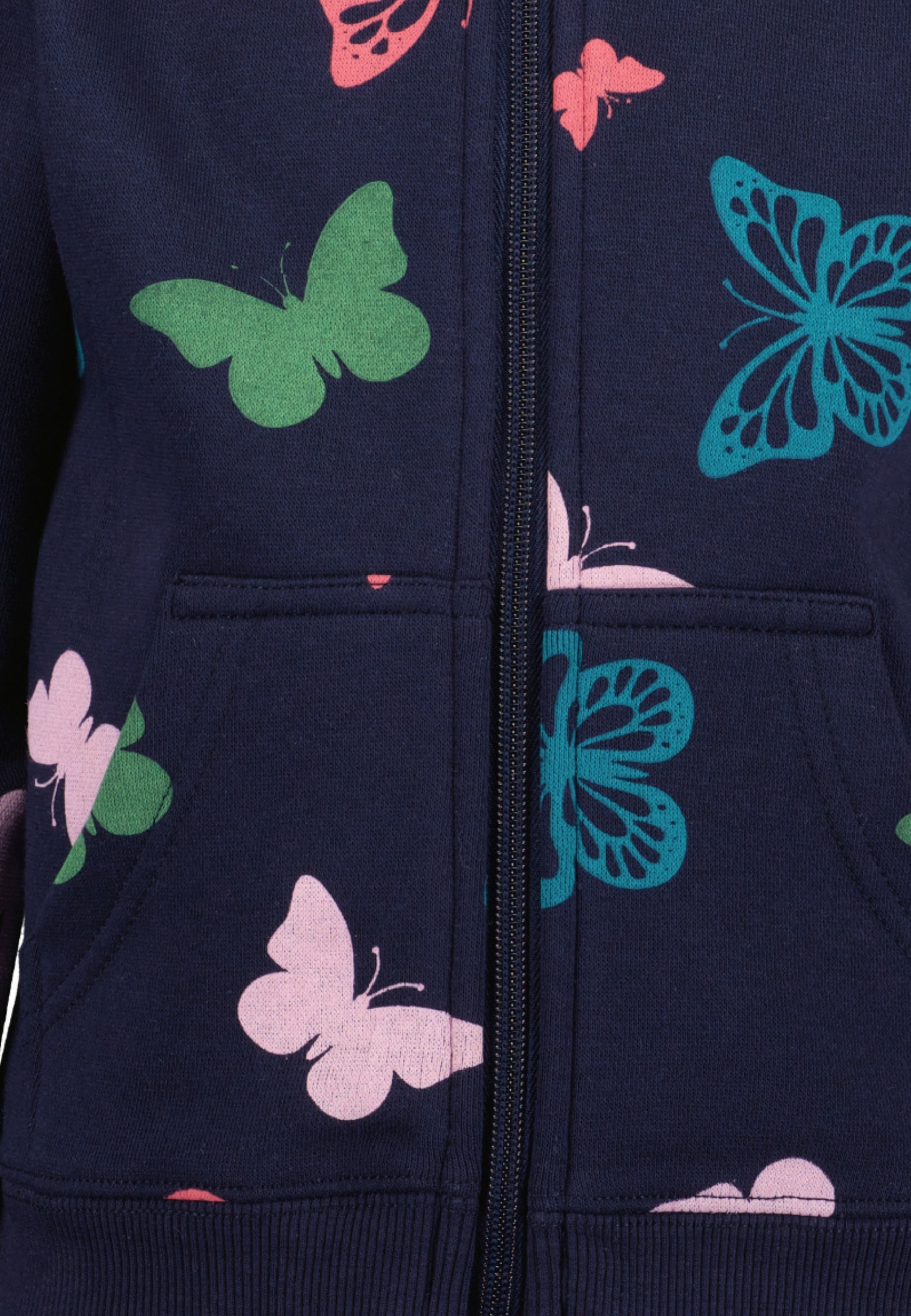 Blue Seven Kapuzensweatjacke, mit Kängurutasche und tollem Schmetterlings-Alloverdruck