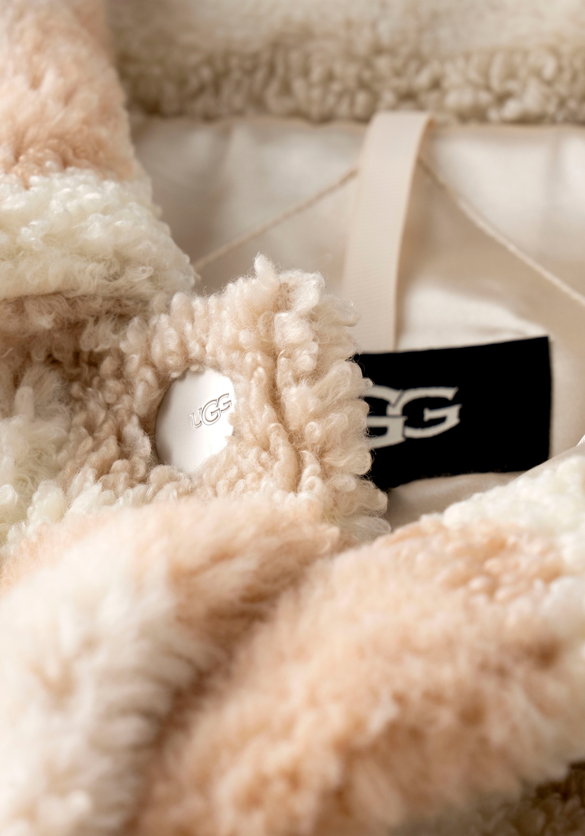 UGG Plüschjacke »FRANKIE UGGFLUFF JACKET TOPA«, in neuem Design