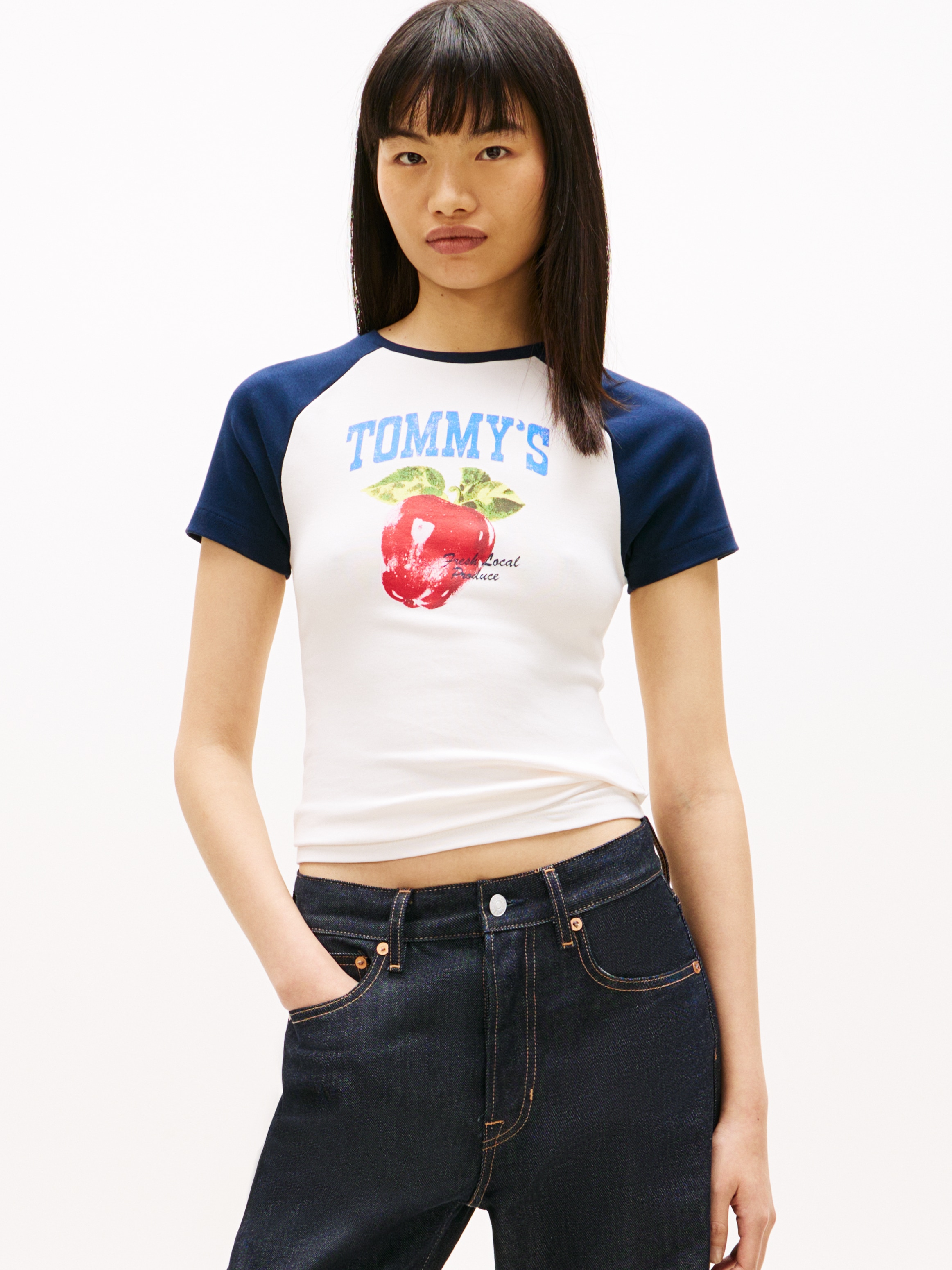Tommy Jeans Kurzarmshirt »TJW SLIM TOMMY MARKET RAGLAN« mit Print, Rundhalsform
