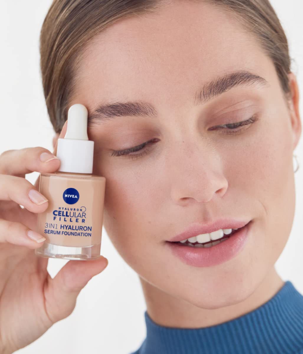 Nivea Foundation »Cellular 3in1 Hyaluron Serum Foundation«, Anti-Aging-Effekt, deckt Unreinheiten ab, spendet 12h Feuchtigkeit.