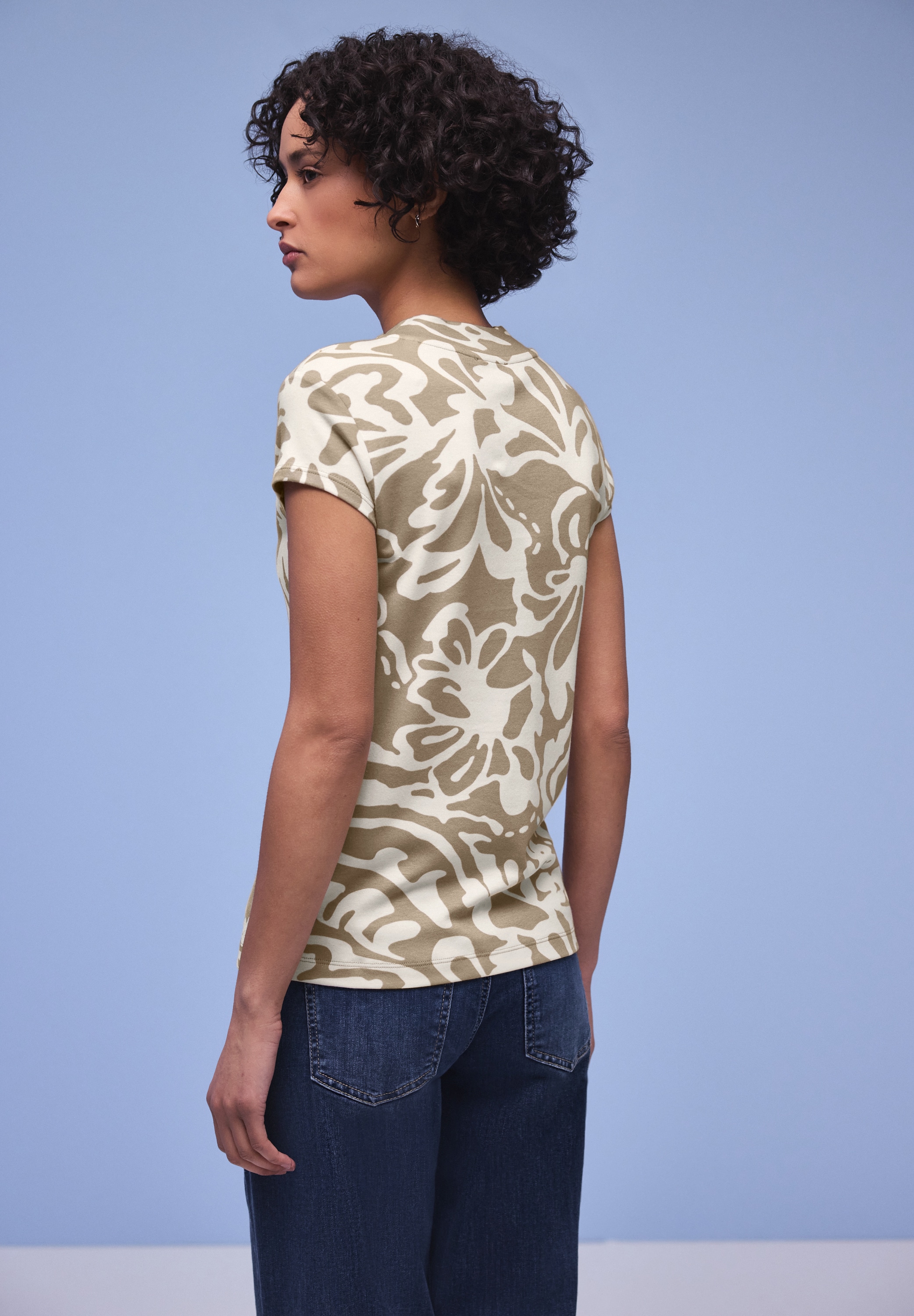 STREET ONE Kurzarmshirt Sommershirt mit einem feinen grafischen Muster mit floralen Elementen