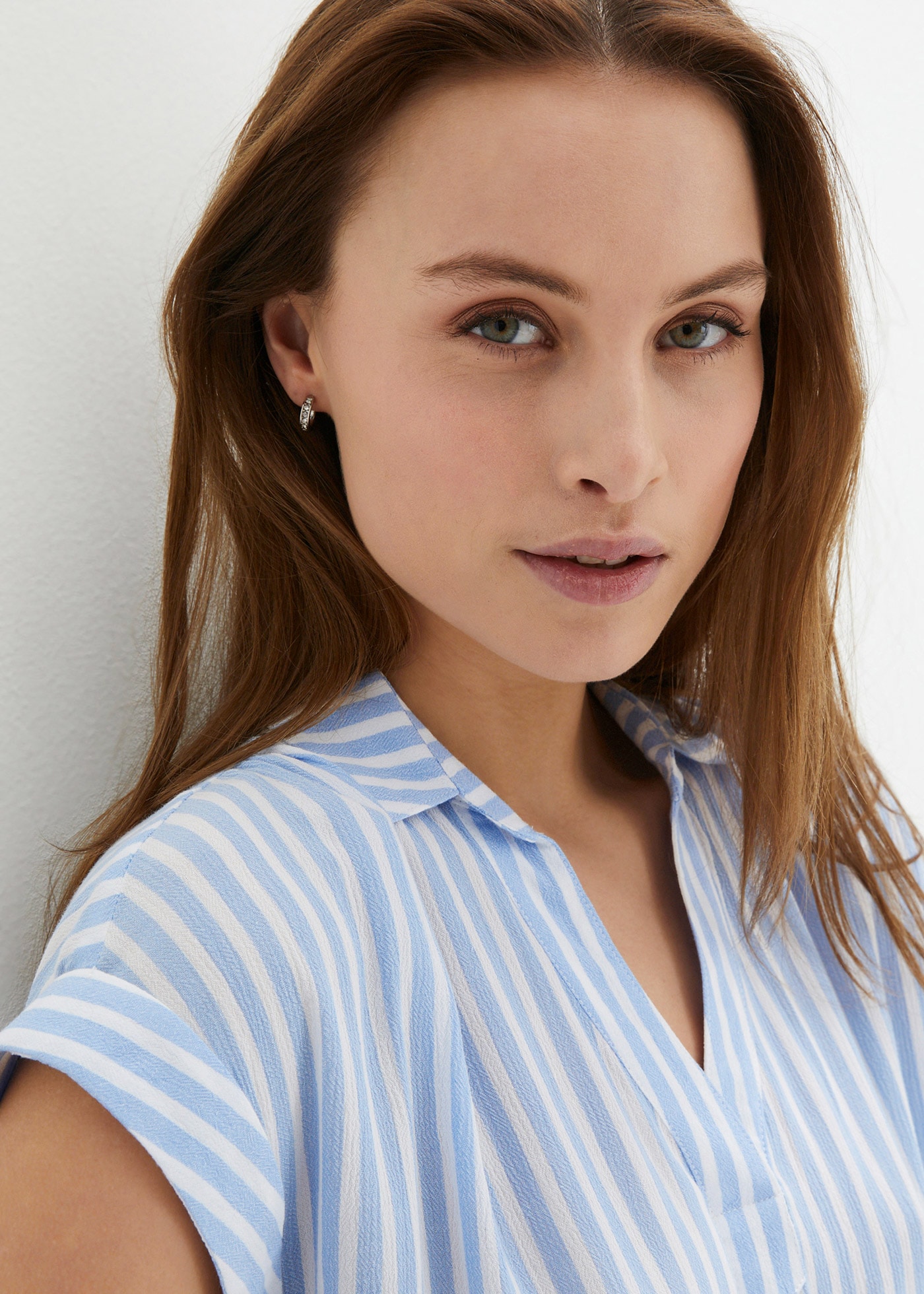 bonprix Kurzarmbluse »Kurzarmbluse aus fließender Viskose« Loose Fit, für einen luftigen Look, aus Viskose, gestreift