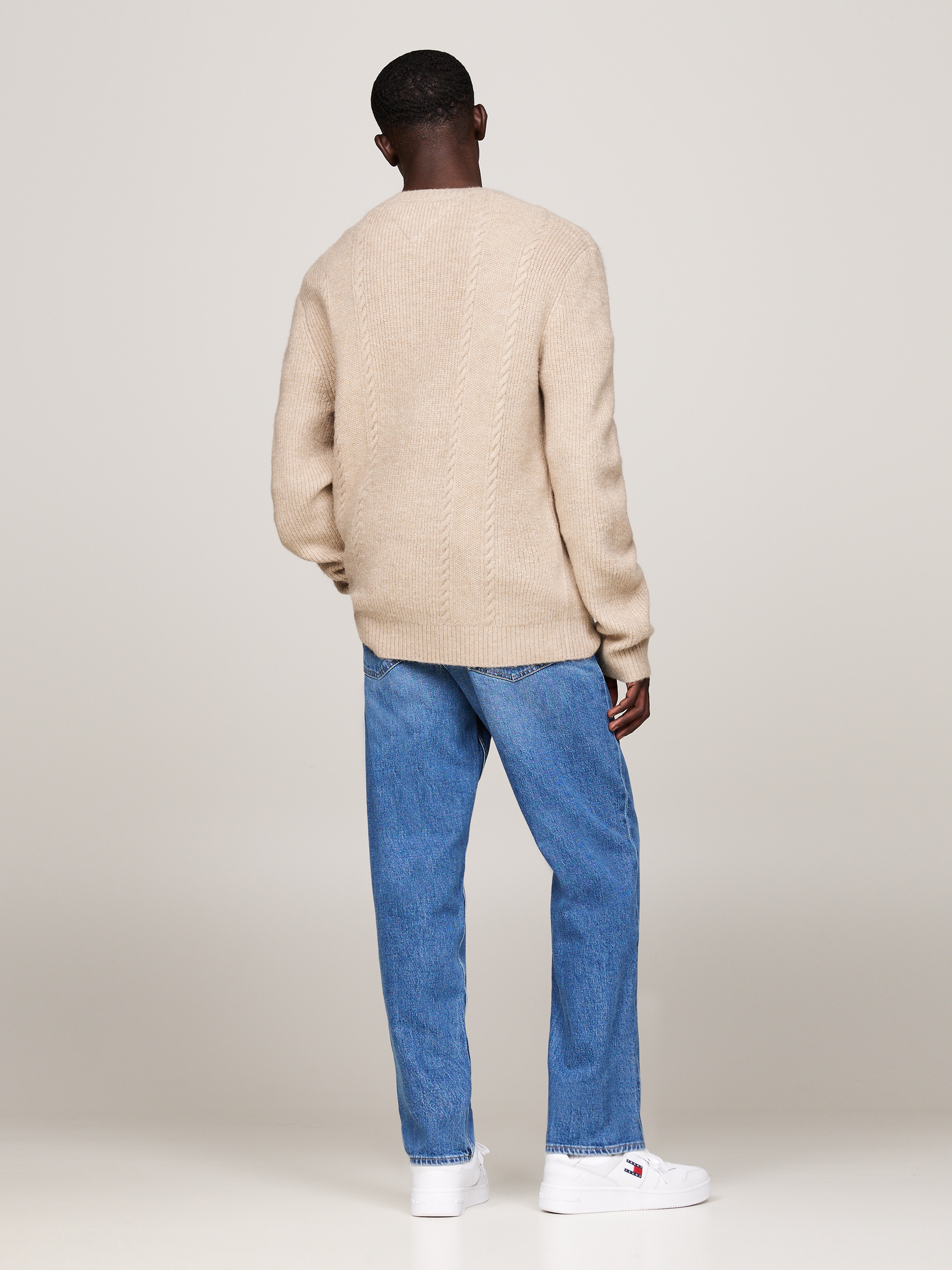 Tommy Jeans Sweatshirt »TJM SLIM CABLE KNIT CNECK«, mit bestickten Markenlogo, Strickmuster
