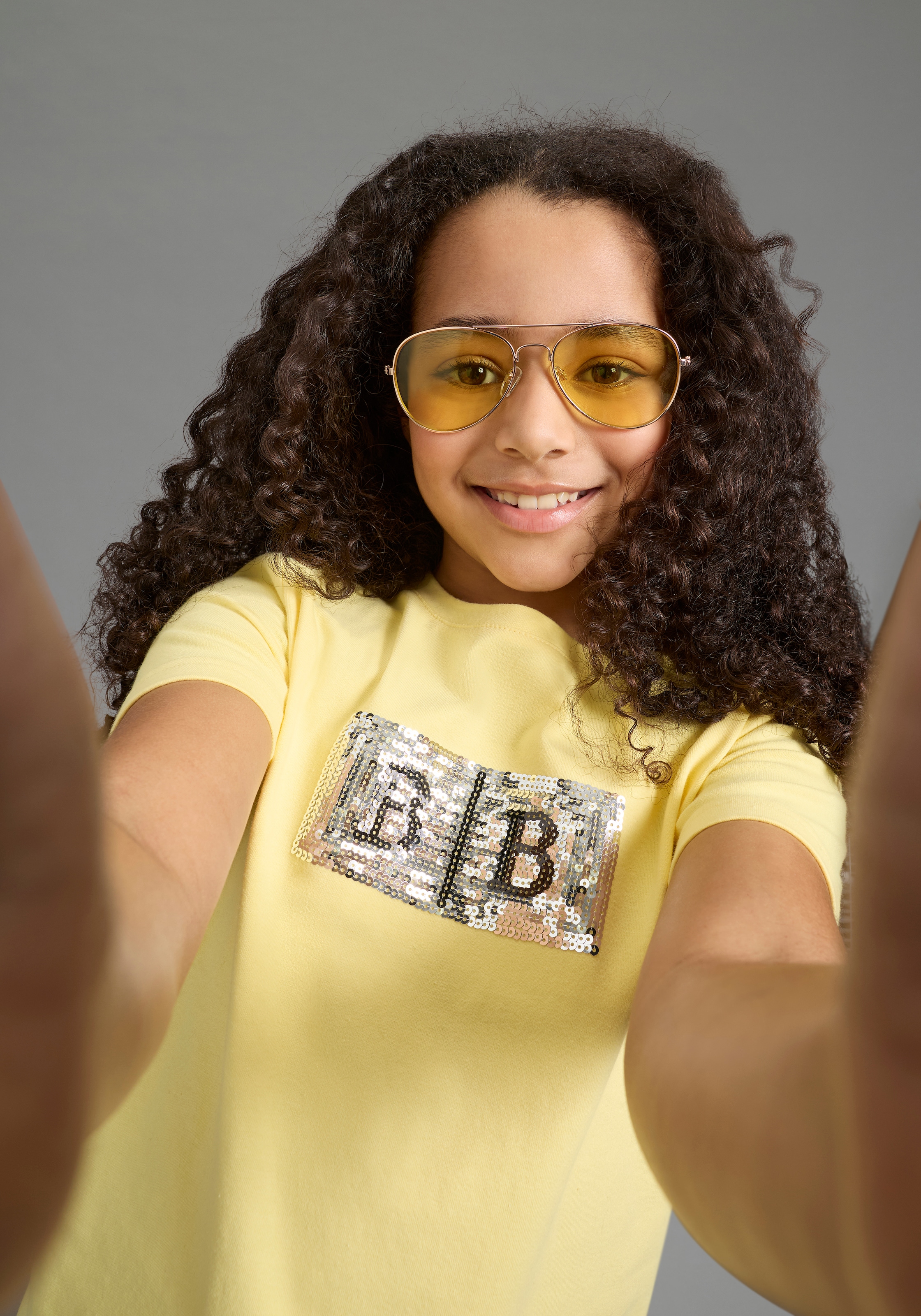 Bruno Banani T-Shirt »Banani Paillettenshirt für modische Girls« modische Basic-Passform, Kurzarm, mit Pailletten und Print