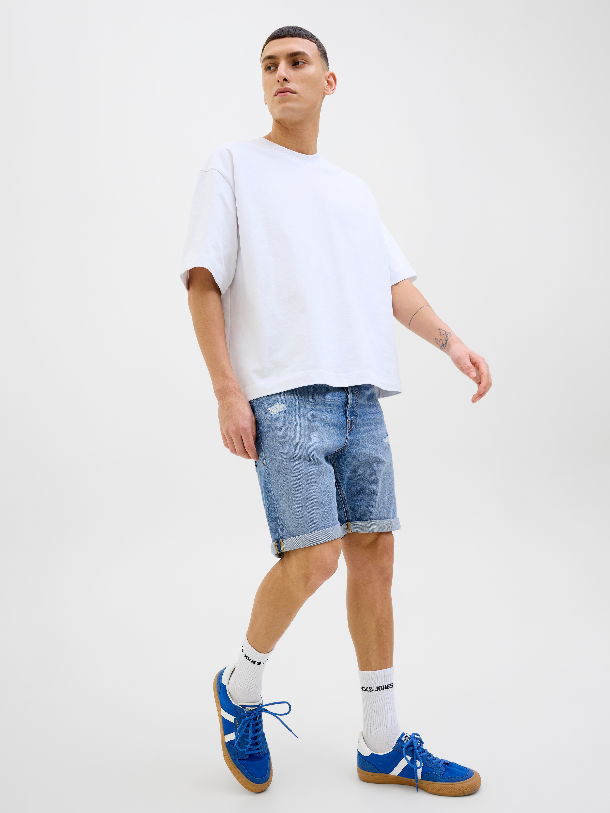Jack & Jones Shorts »JJIORIGINAL mit stylischem Aufschlag und Knopf«, mit stylischem Aufschlag
