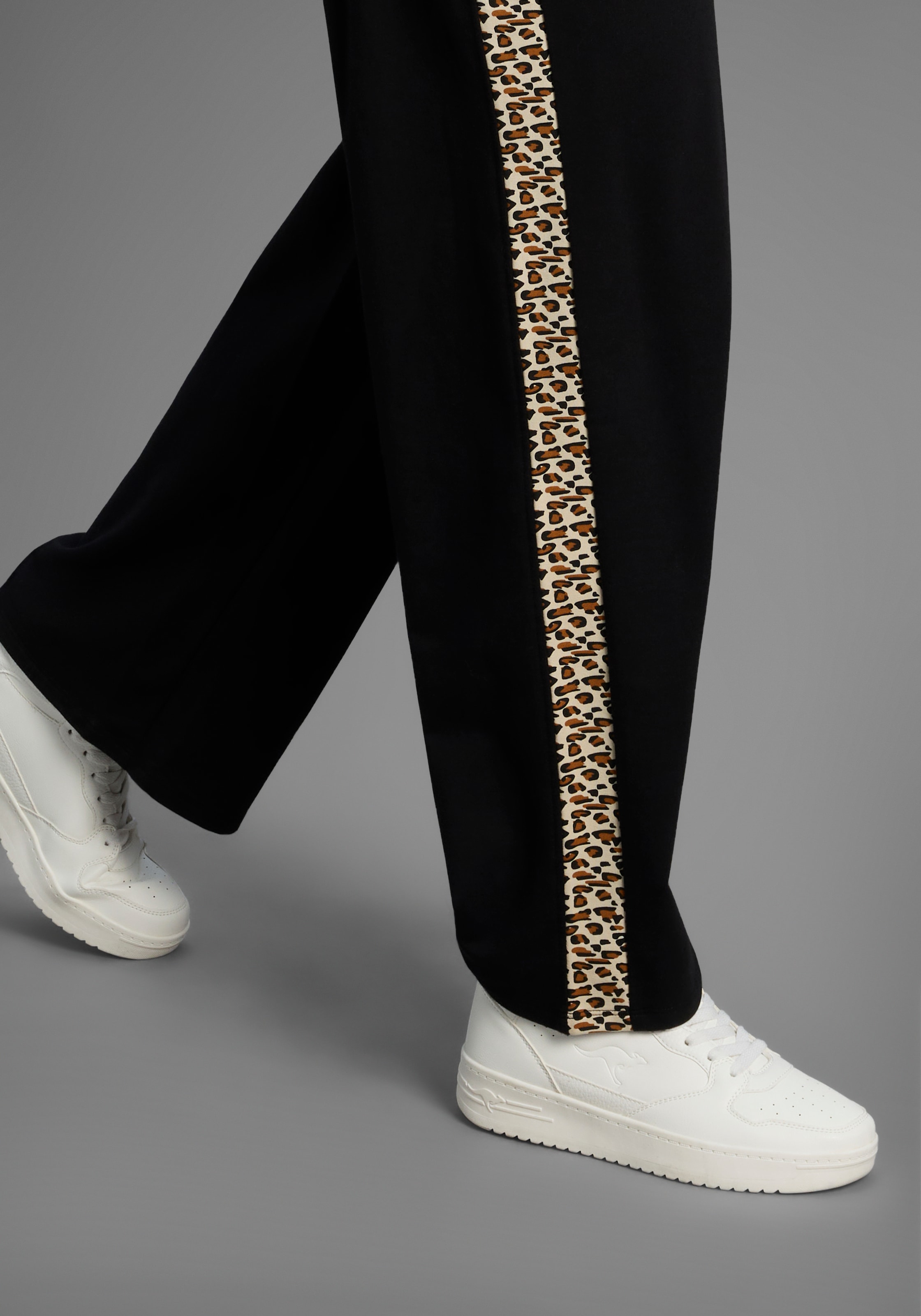 KangaROOS Jogginghose, mit weitem Bein und Streifen im Leo-Print
