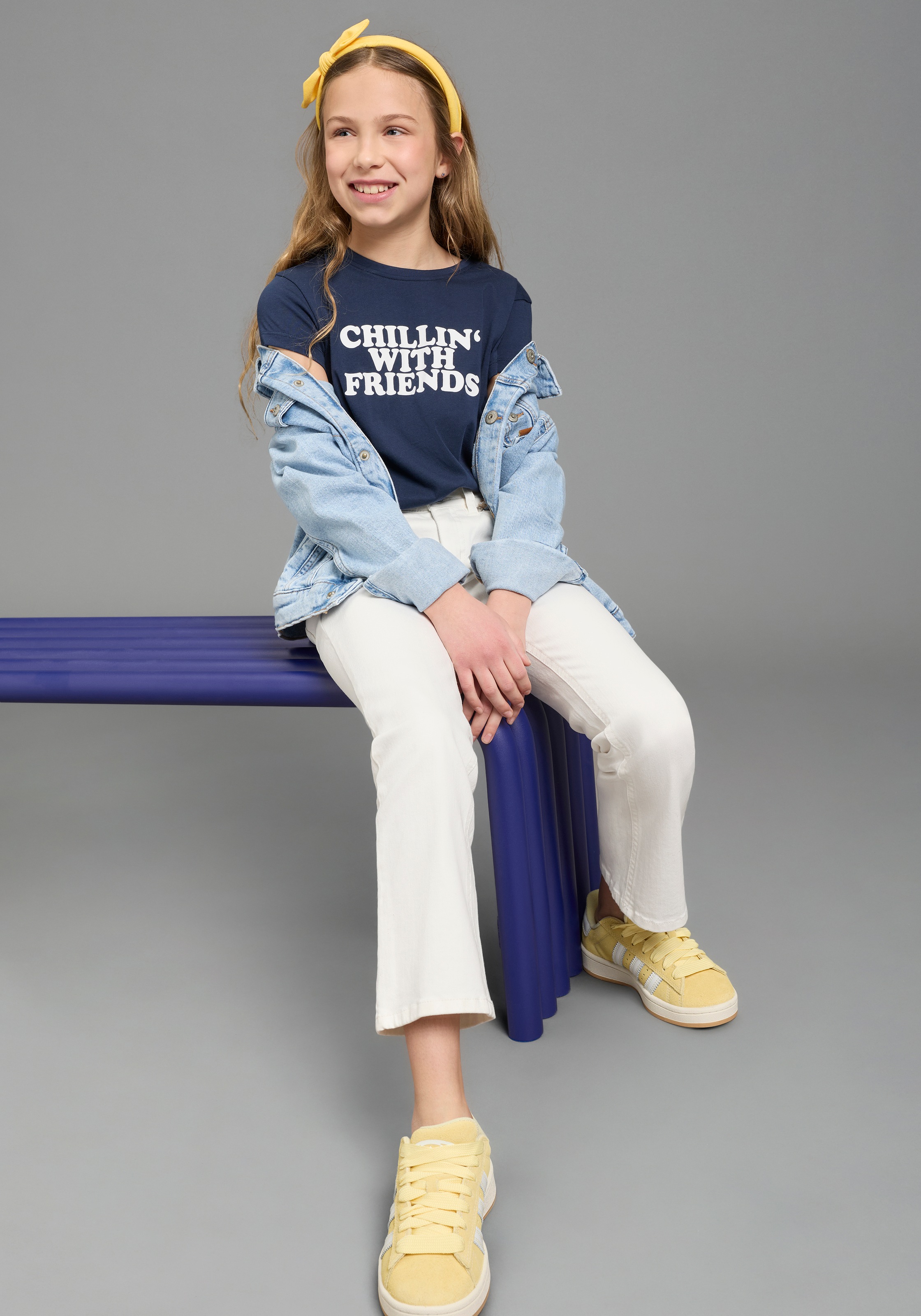 KIDSWORLD T-Shirt »T-Shirt Spruch:  CHILLIN' WITH FRIENDS« für Mädchen, Kurzarm, Rundhalsausschnitt, aus Baumwolle