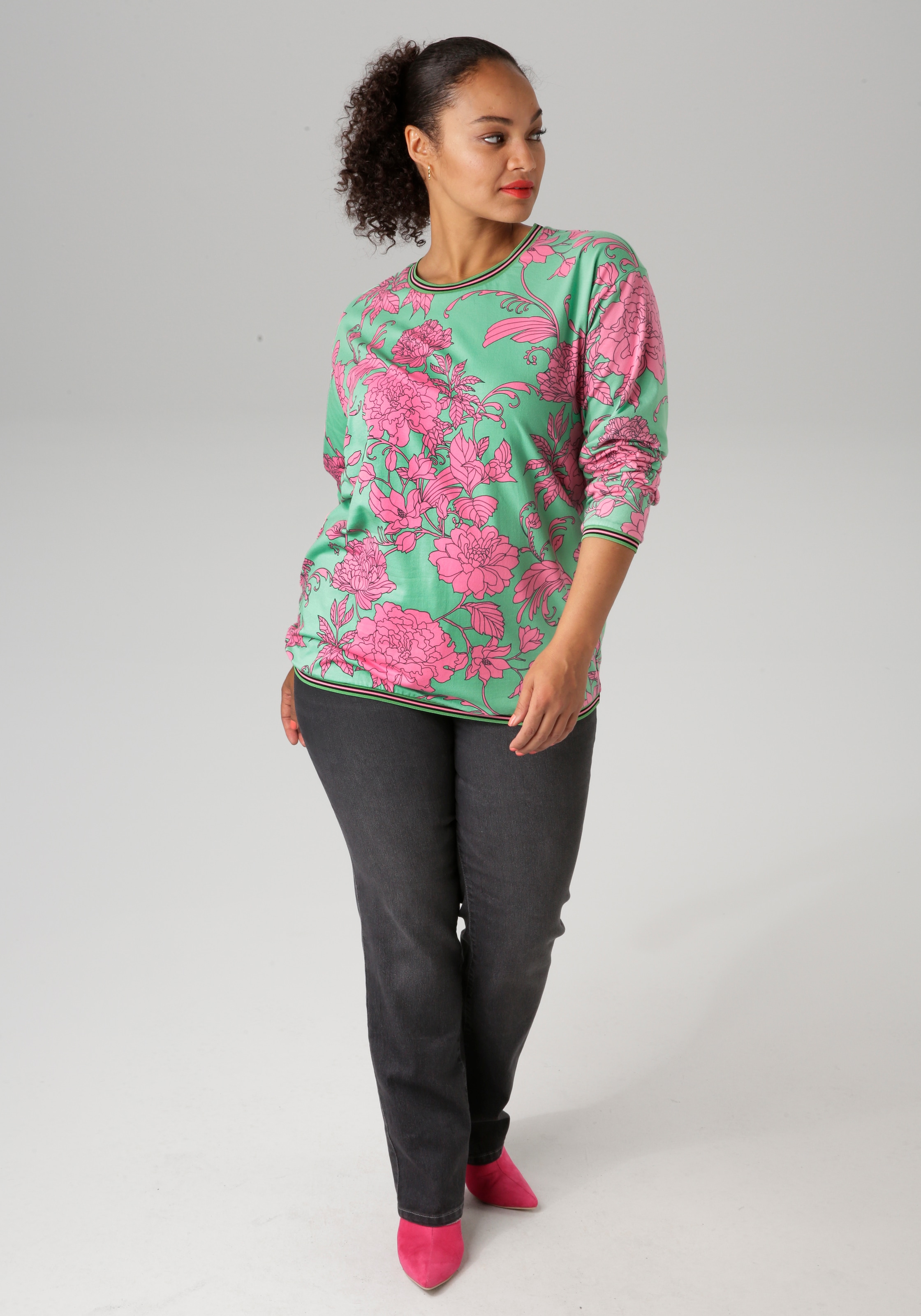 Aniston PLUS Sweatshirt, mit großflächigen, grafischen Blumen bedruckt