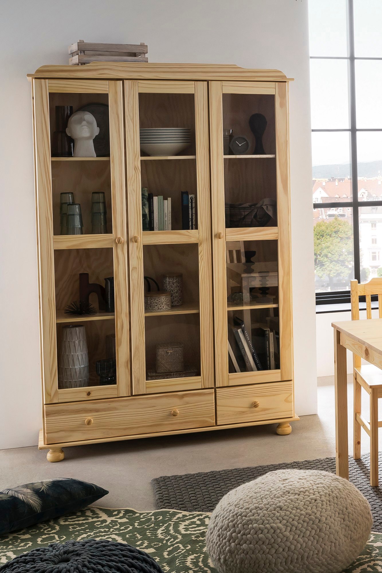 Möbilia Vitrine »Chur« Gefertigt aus massivem Kieferholz
