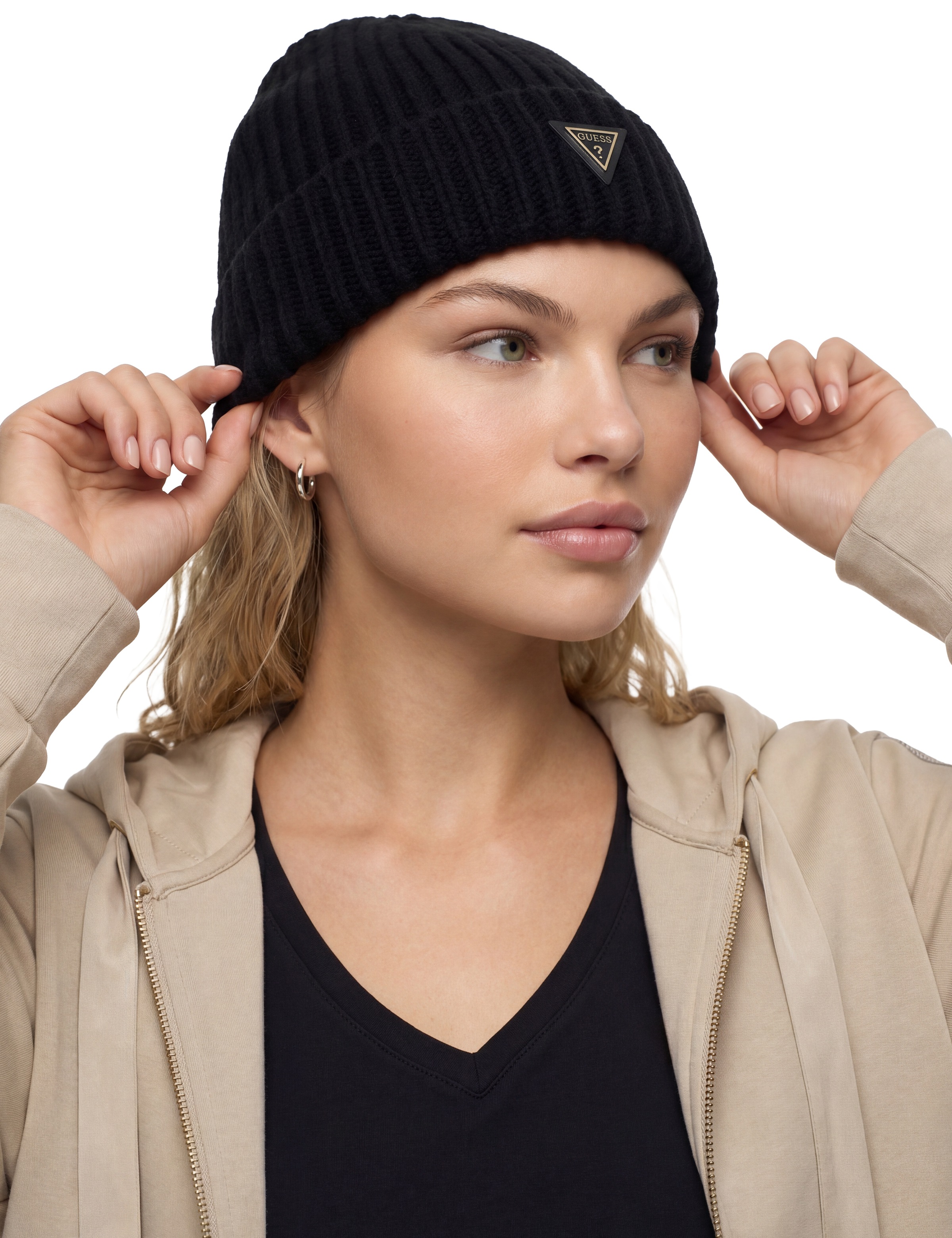Guess Beanie »NOELLE II KNITTED BEANIE« mit Logo auf dem Umschlag