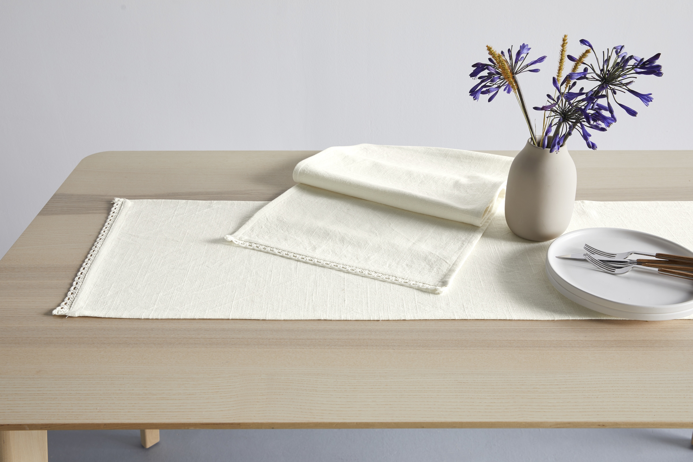OTTO home Tischläufer »Elyna«, (1 St., 1 Stück), uni, mit schöner Spitze, weiche Haptik, leicht strukturiert, 150x35cm
