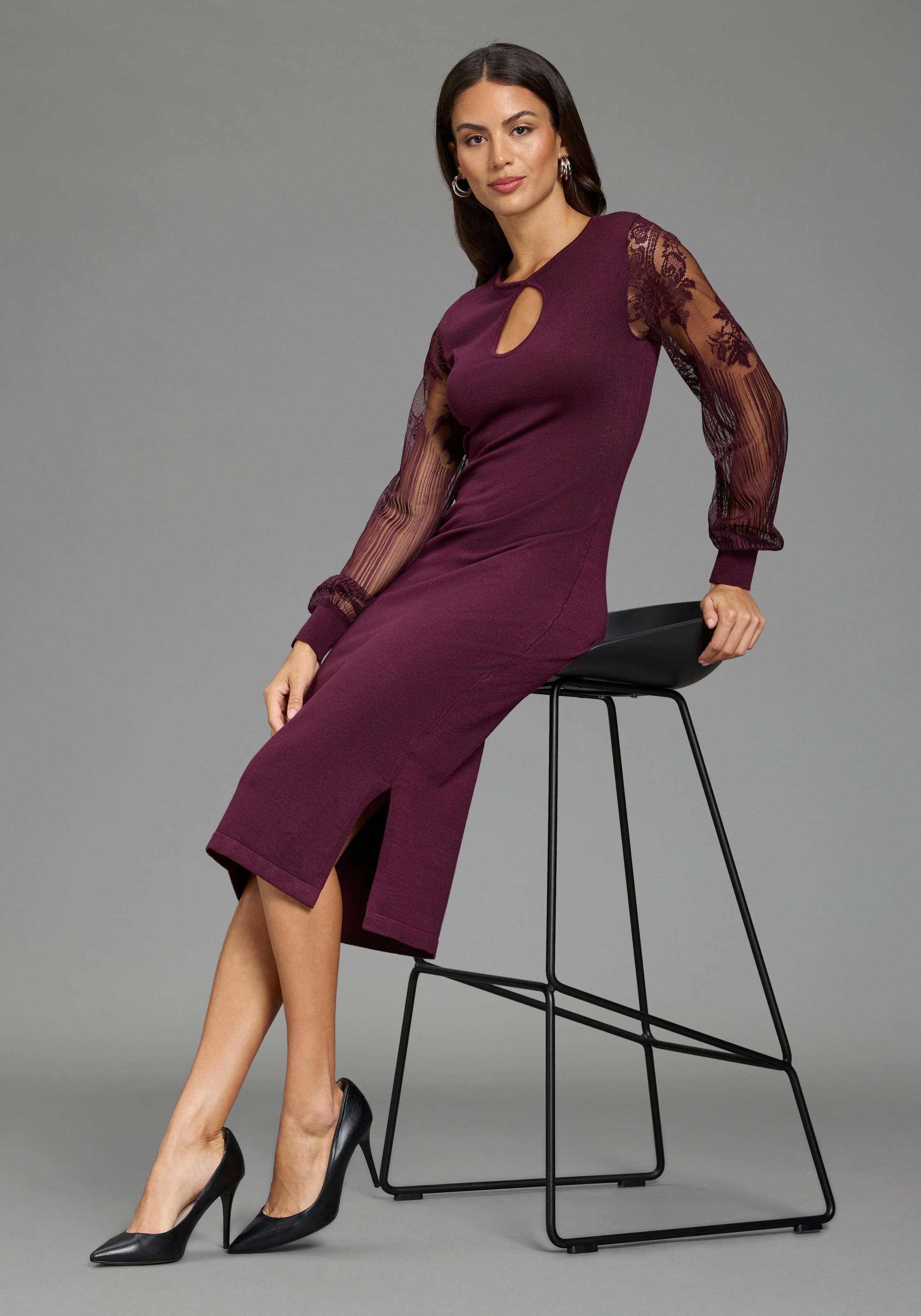 Laura Scott Strickkleid »aus Viskosemischung, figurbetonte Passform« mit femininen Spitzenärmeln
