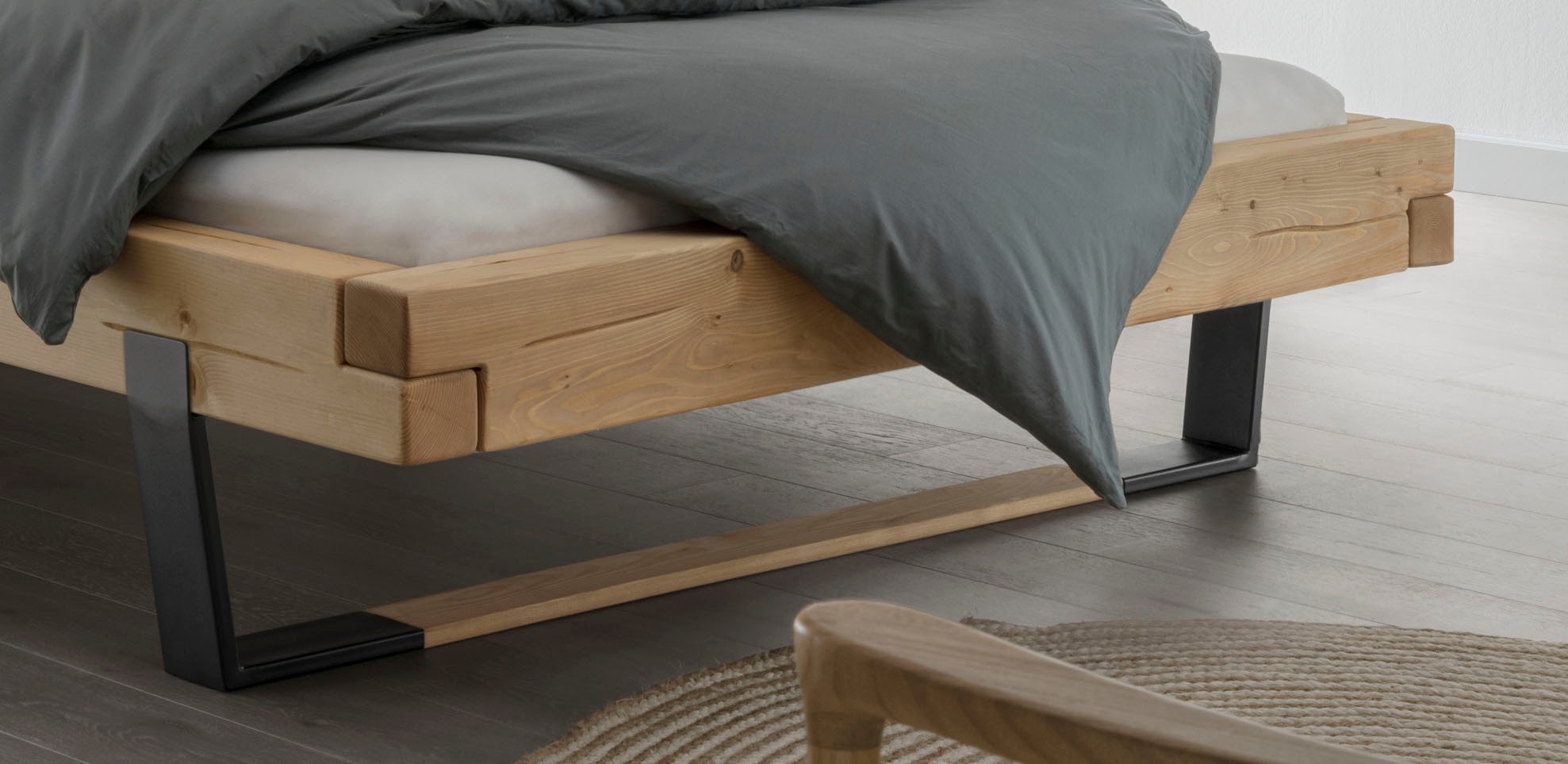 Home affaire Massivholzbett »Ultima Balkenbett Doppelbett, Füße Metallkufe mit Holzelement«, (hohe Belastbarkeit: 200kg je Seite), FSC®-zertifizierte Wildeiche oder Fichte, viele Breiten zur Auswahl