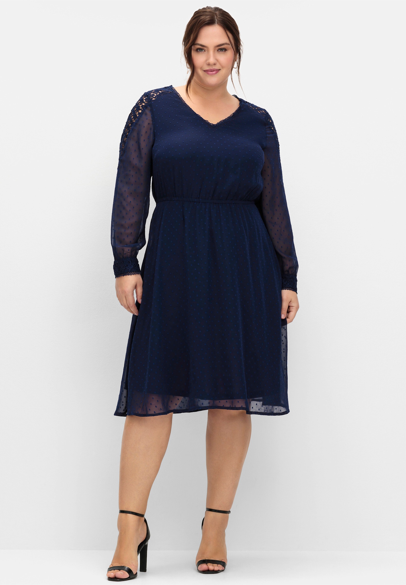 Sheego Cocktailkleid »Cocktailkleid Cocktailkleid aus Chiffon, in Dobby-Struktur« Ohne Tasche aus Dobby-Chiffon, mit Spitze am Ärmel