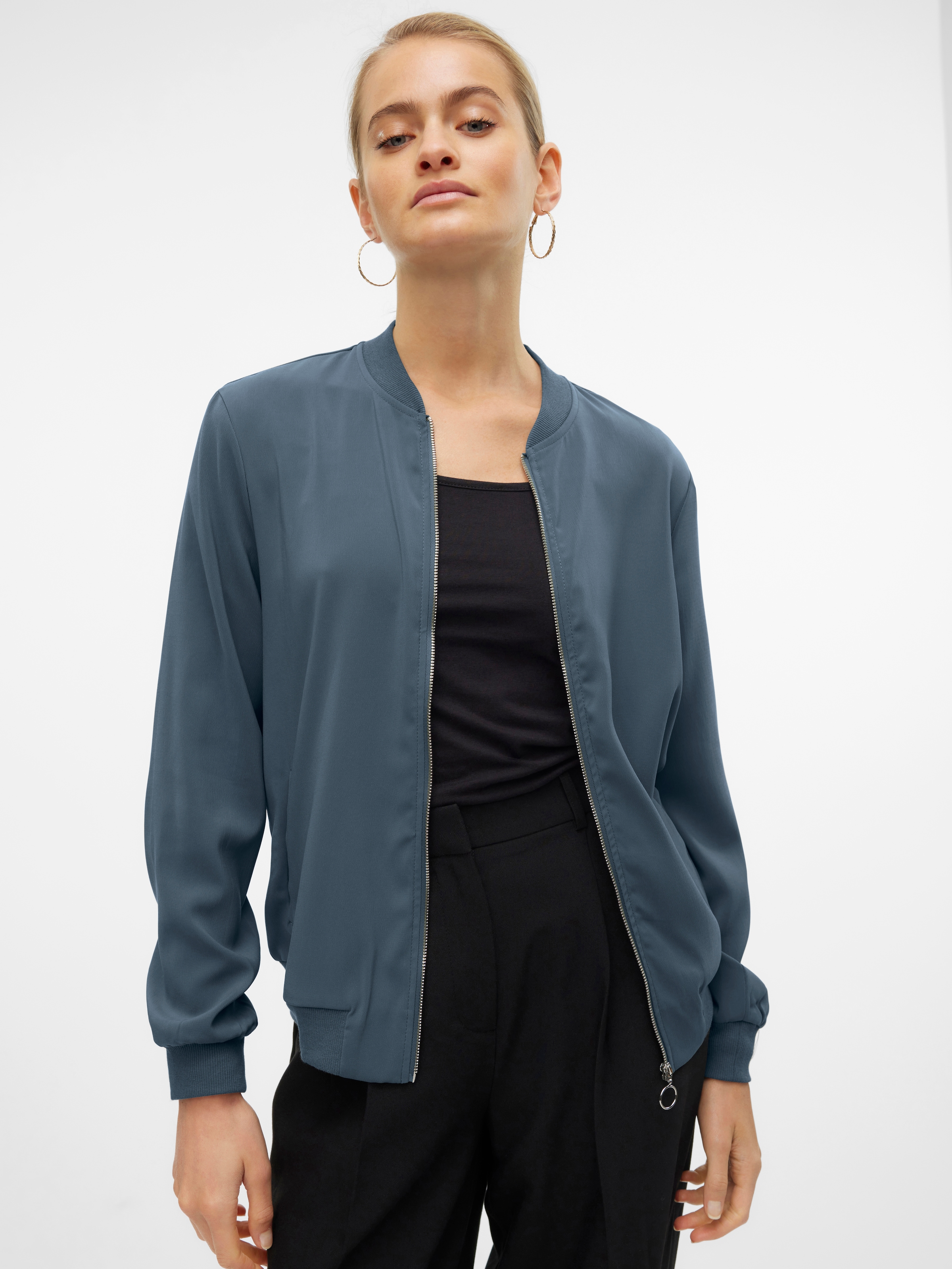 Vero Moda Kurzjacke »VMCONNY, leichte Jacke für den Übergang« seitliche Eingrifftaschen, Rippbündchen