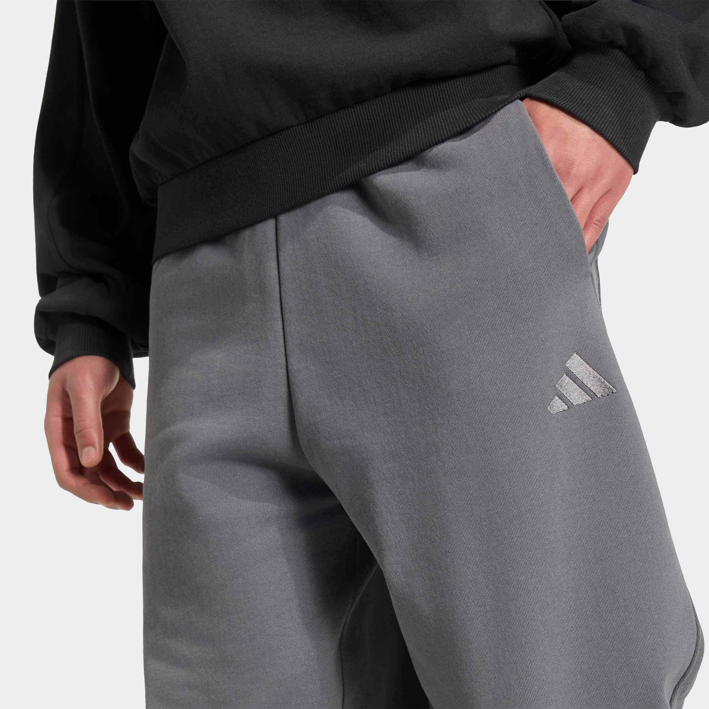 adidas Sportswear »ADIDAS KIT, BÜNDCHEN, REGULÄR GESCHNITTEN, KLEINES LOGO«  Schwere Premium-Qualität, robuste Stoffstruktur