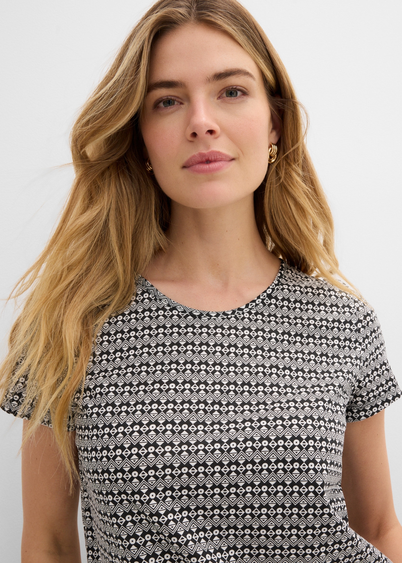 bonprix T-Shirt Loose Fit, Kurzarm, mit elastischen Bündchen, mit All-Over Print