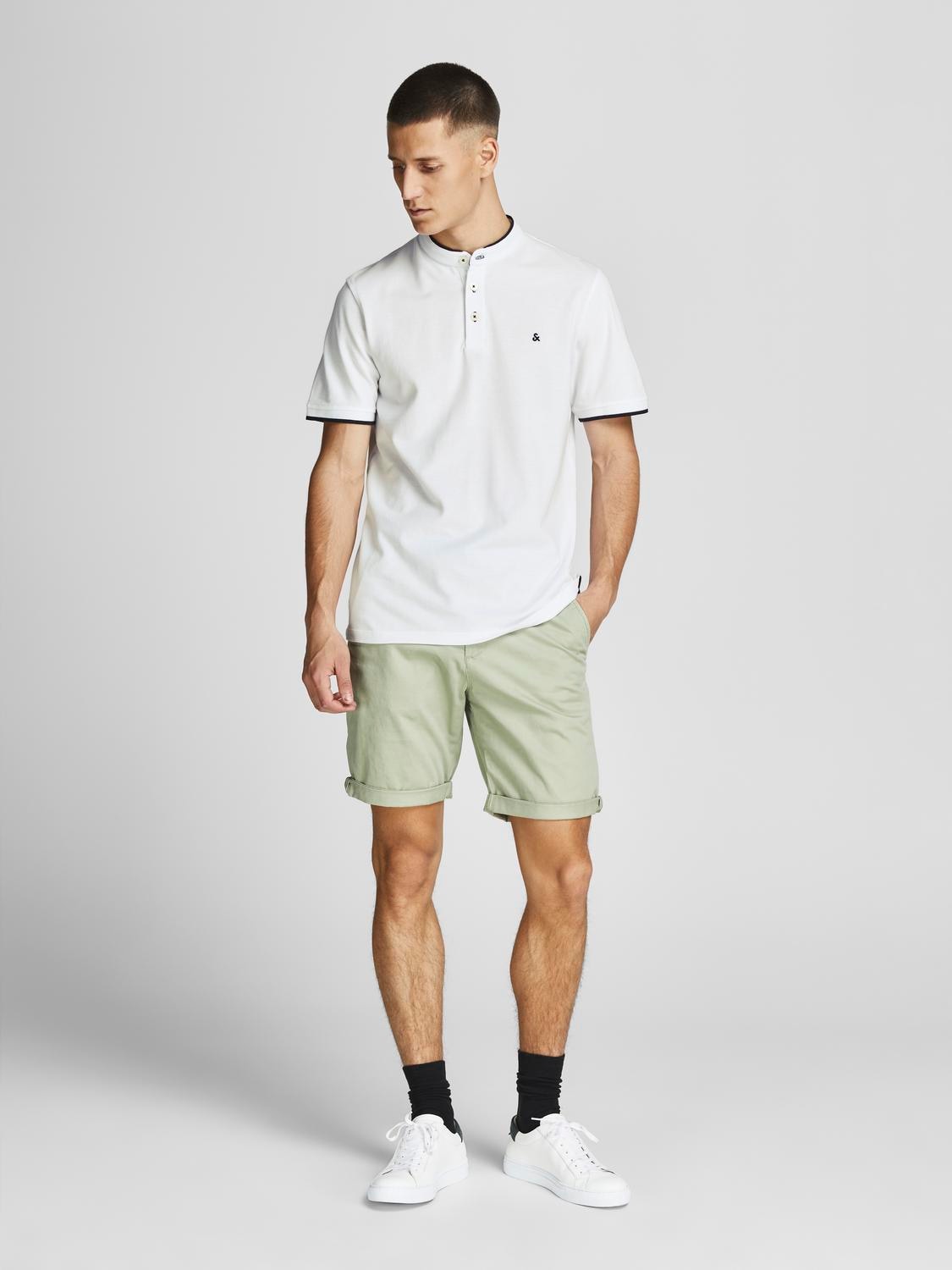 Jack & Jones Kurzarmshirt »PAULOS MAO POLO« mit kontrastfarbiger Kante am schmalen Stehkragen und am Ärmelsaum