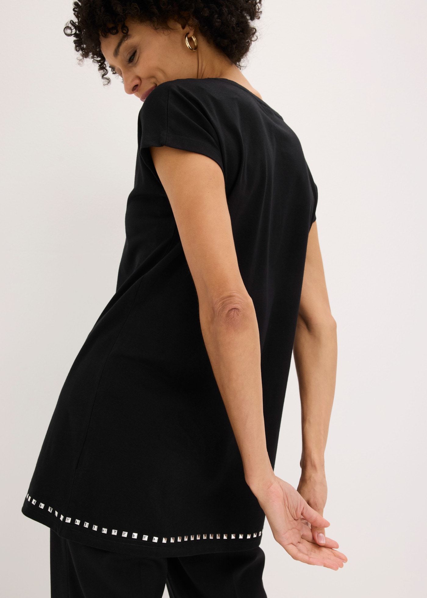 bonprix Longshirt bequeme Passform, mit Nietenapplikation, Kurzarm-Design