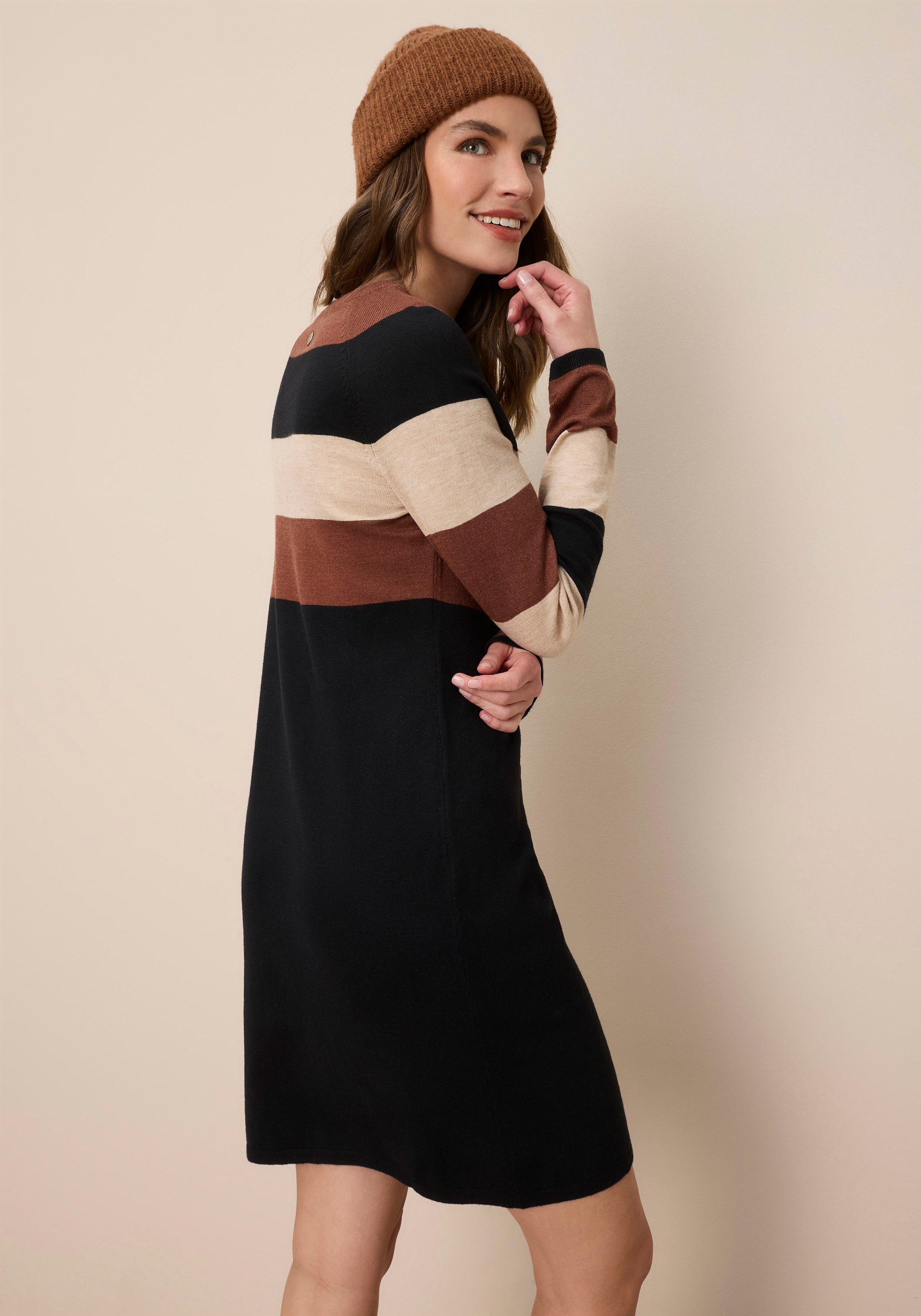 Tamaris Strickkleid aus Feinstrick, für Casualmode und Frühling, gestreifte Optik