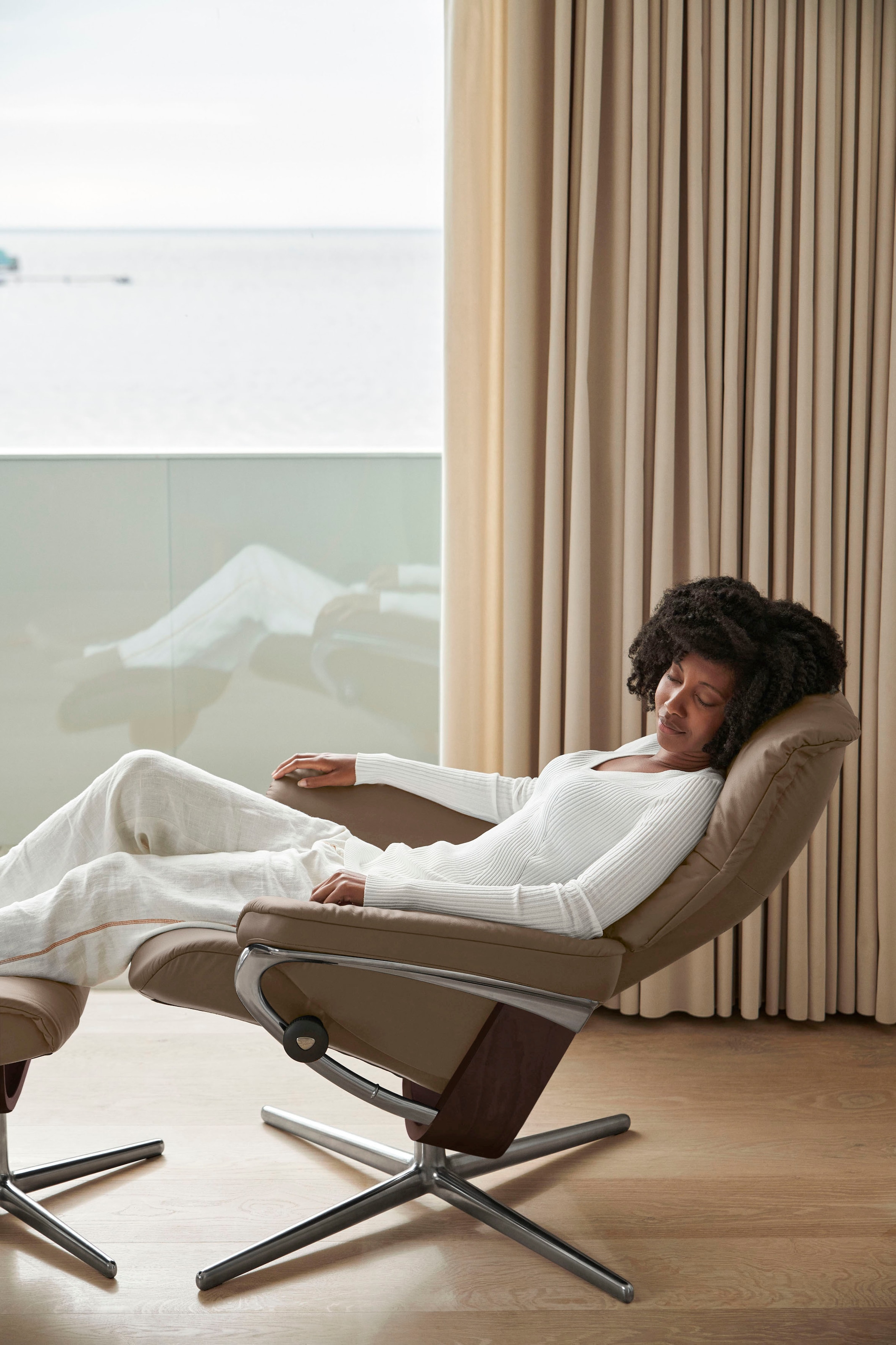 Stressless® Relaxsessel »Mayfair«, (Set, Relaxsessel mit Hocker), mit Hocker, mit Cross Base, Größe S, M & L, Holzakzent Braun