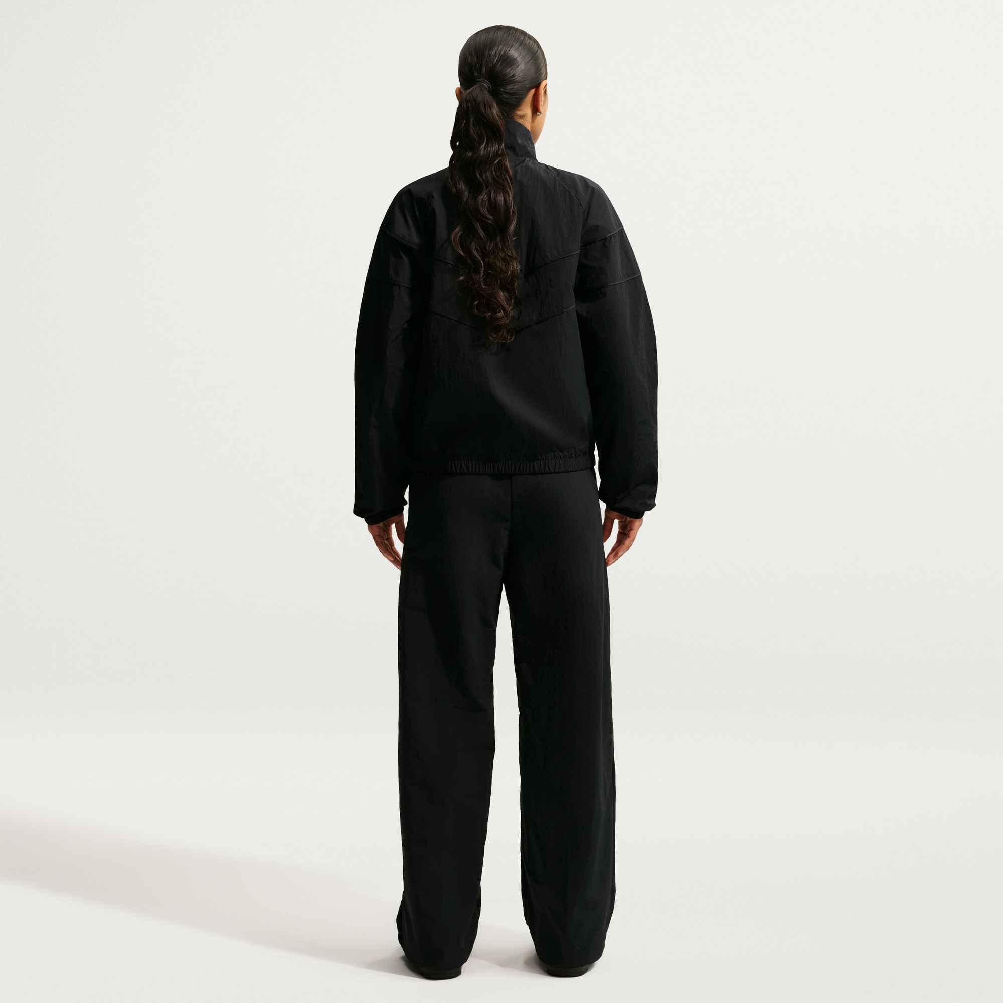 Nike Sportswear Sporthose »W NSW TREND WVN MR PANT«  wasserabweisendes Material, verstellbare Passform