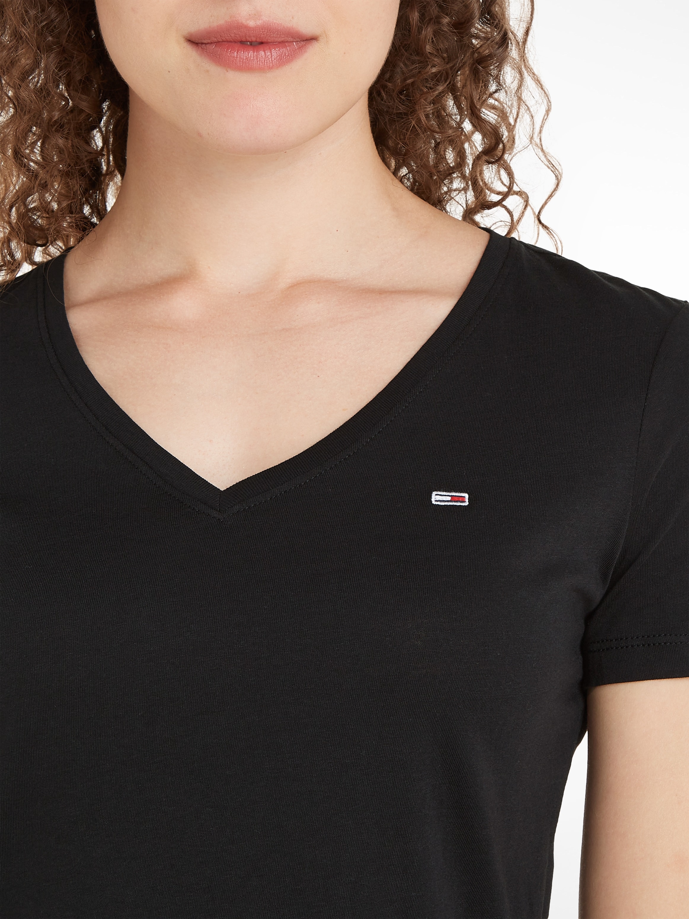 Tommy Jeans V-Shirt, mit Tommy Jeans Logo-Flag auf der Brust
