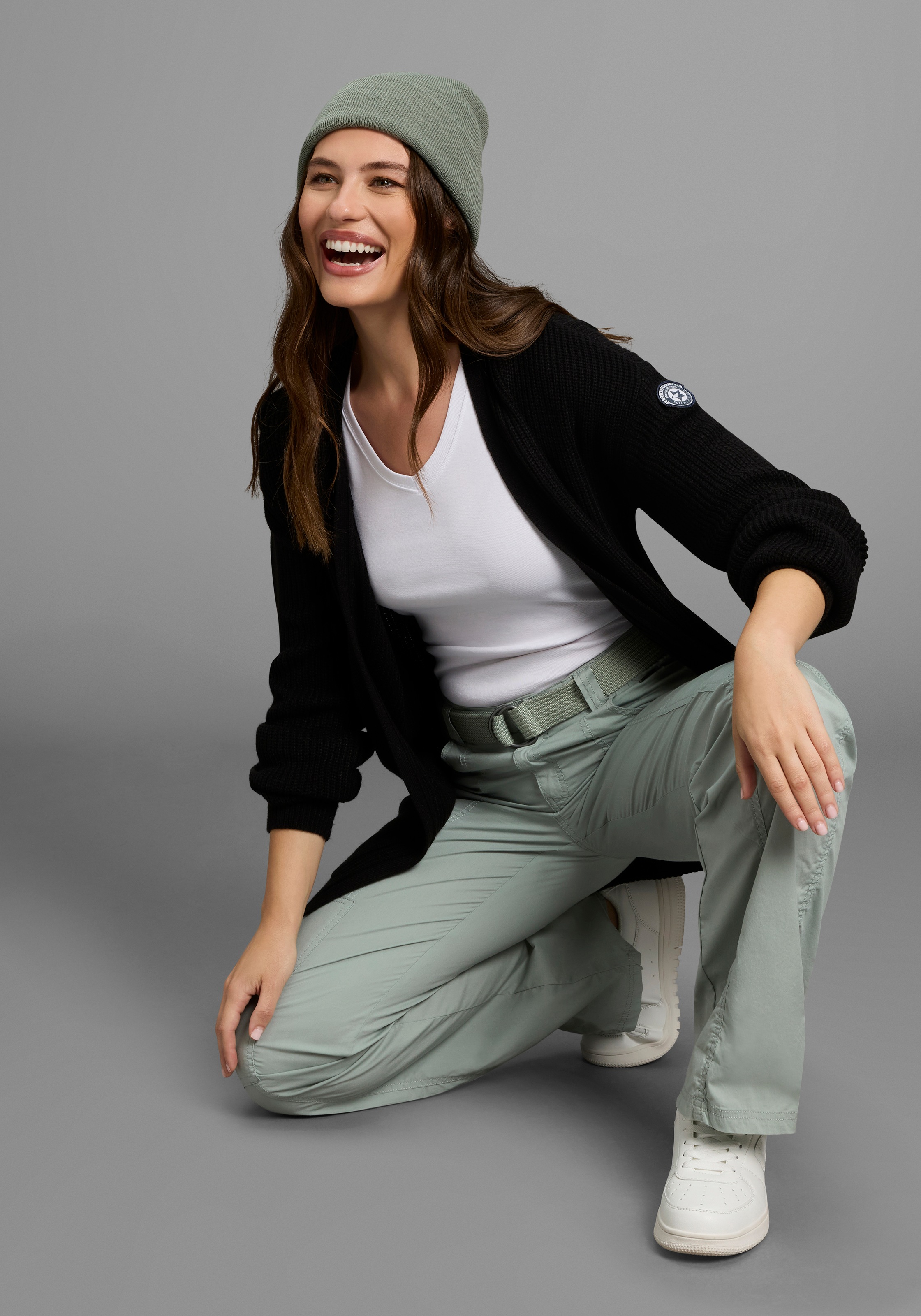 KangaROOS Strickjacke, aus kuscheligem Strick