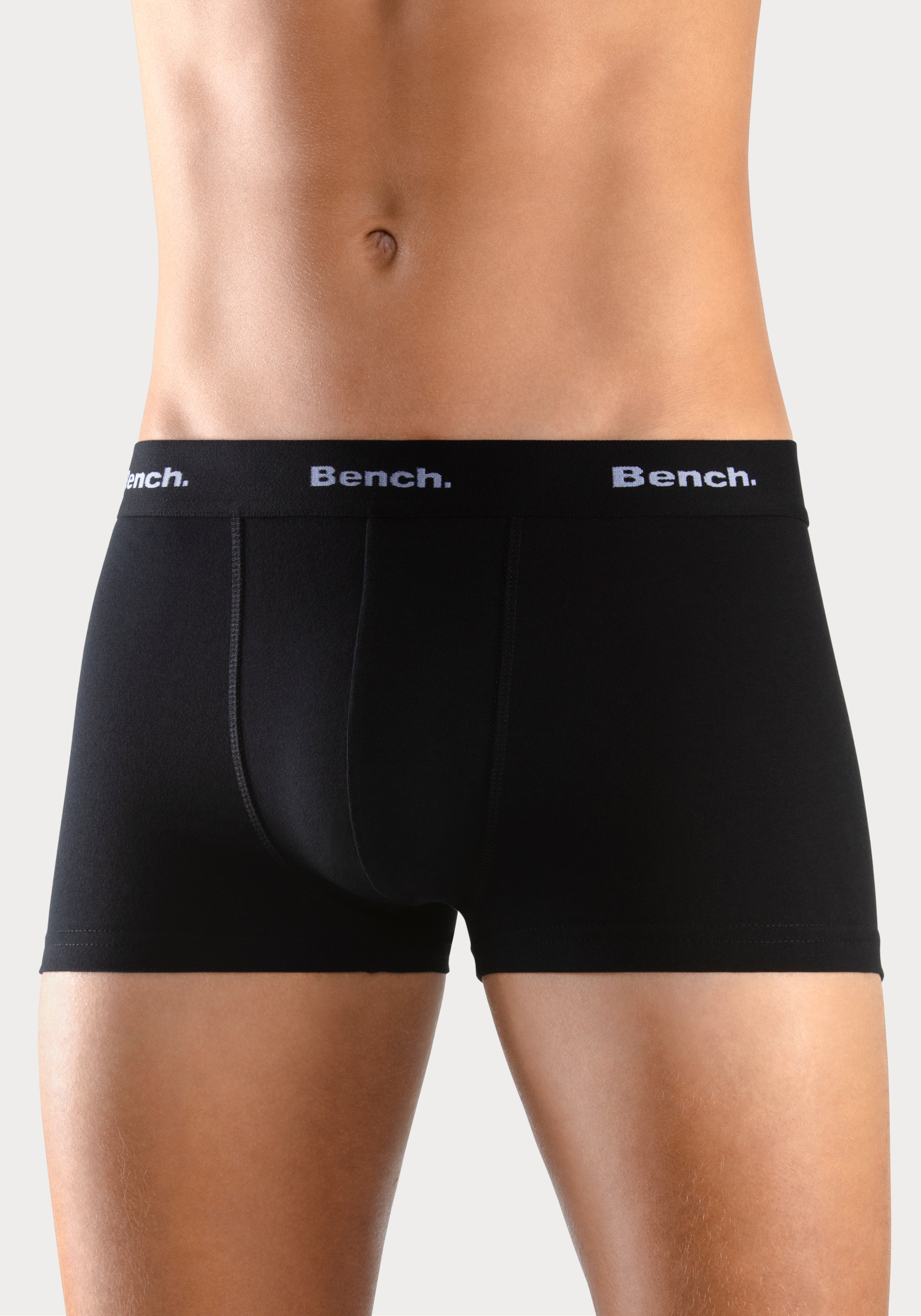 Bench. Boxershorts, (Packung, 4 St.), in Hipster-Form mit kontrastfarbenem Bund