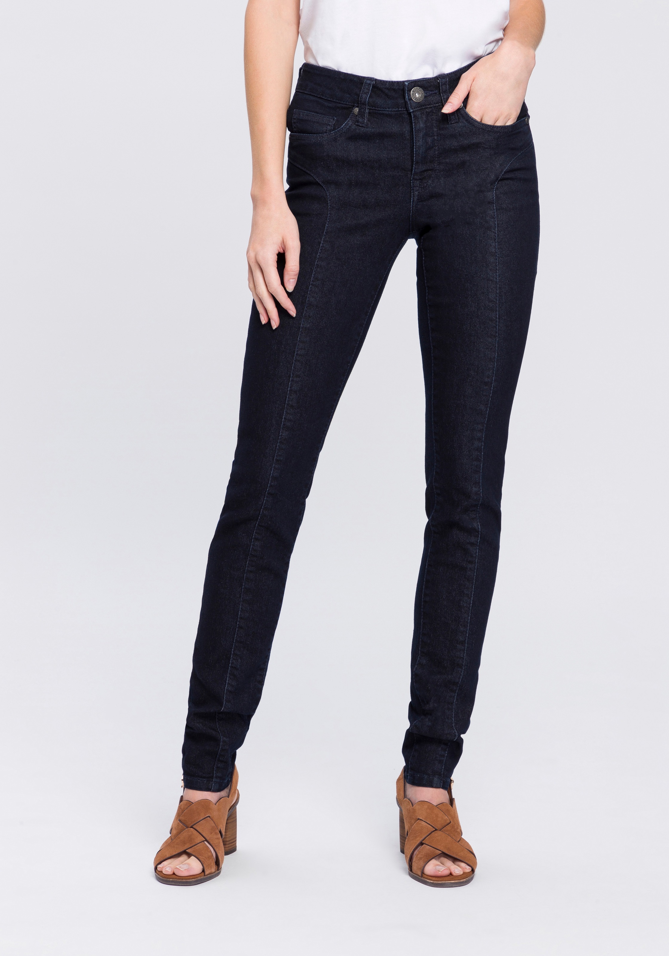 Arizona Slim-fit-Jeans, mit modischen Nahtverläufen auf der Front - NEUE KOLLEKTION