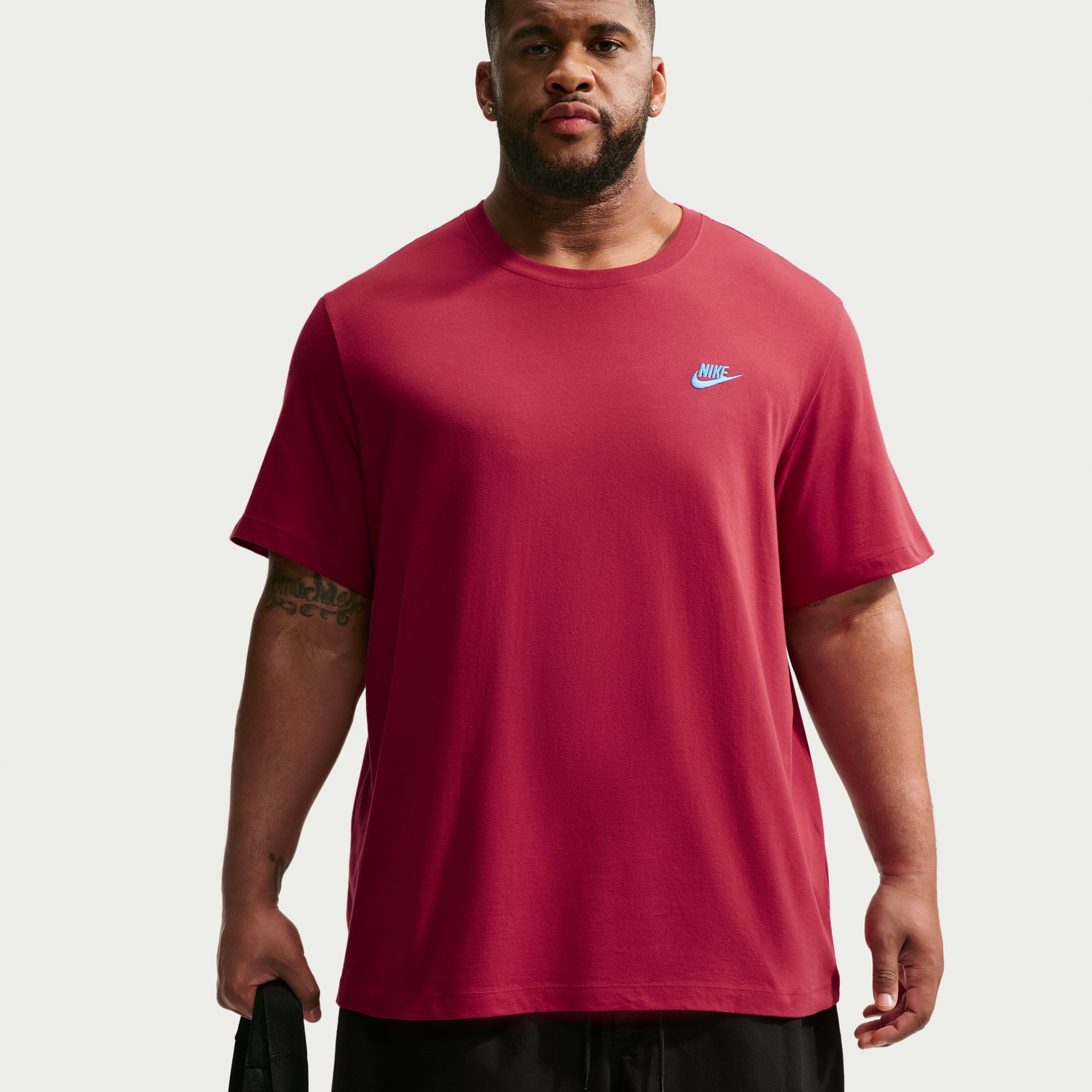 Nike Sportswear T-Shirt »M NSW CLUB TEE« Regular Fit, Kurzarm, sportlich, mit Logostickerei auf der Brust