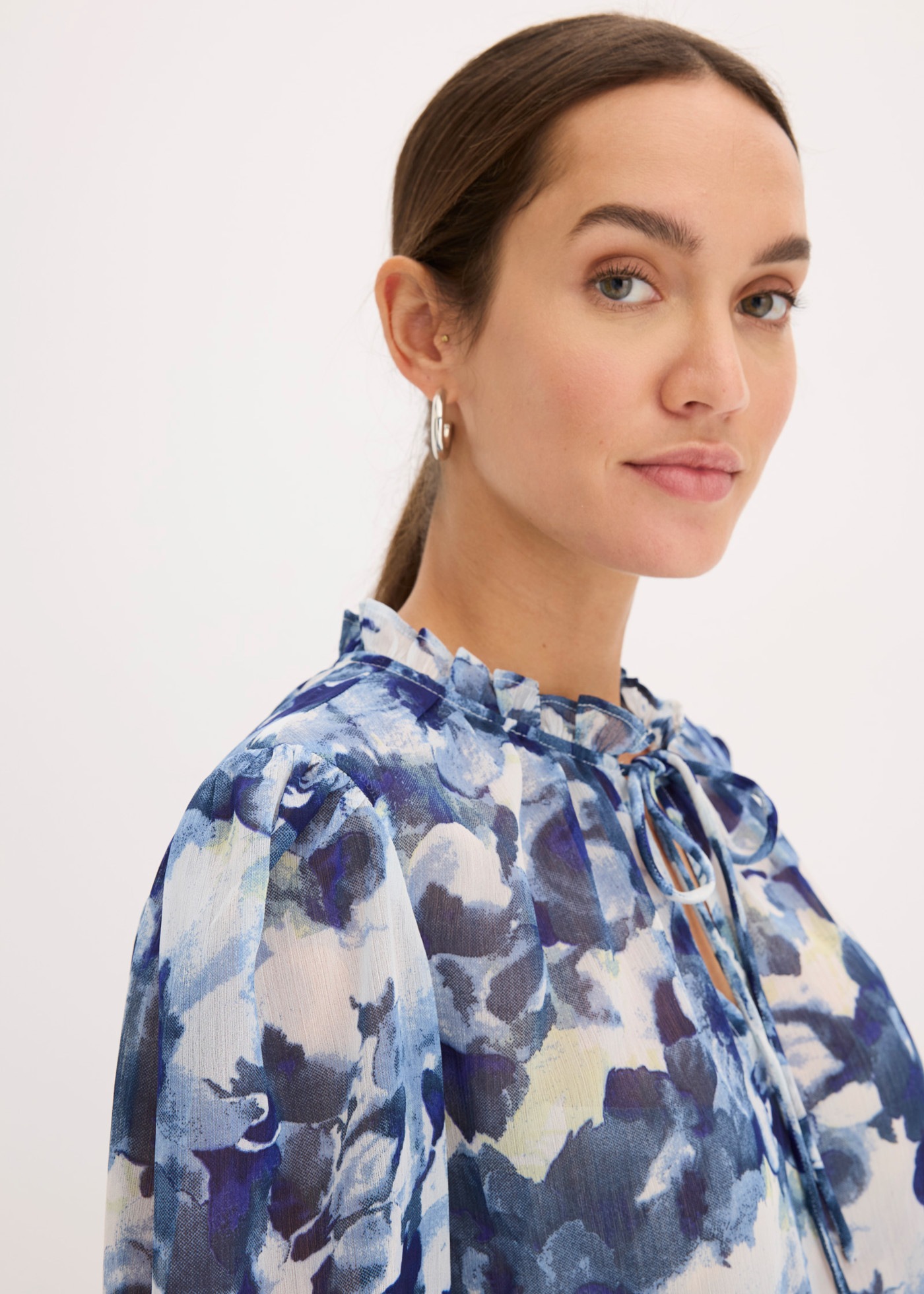 bonprix Chiffonbluse mit floralem Print, figurumspielende Passform, ohne Kragen