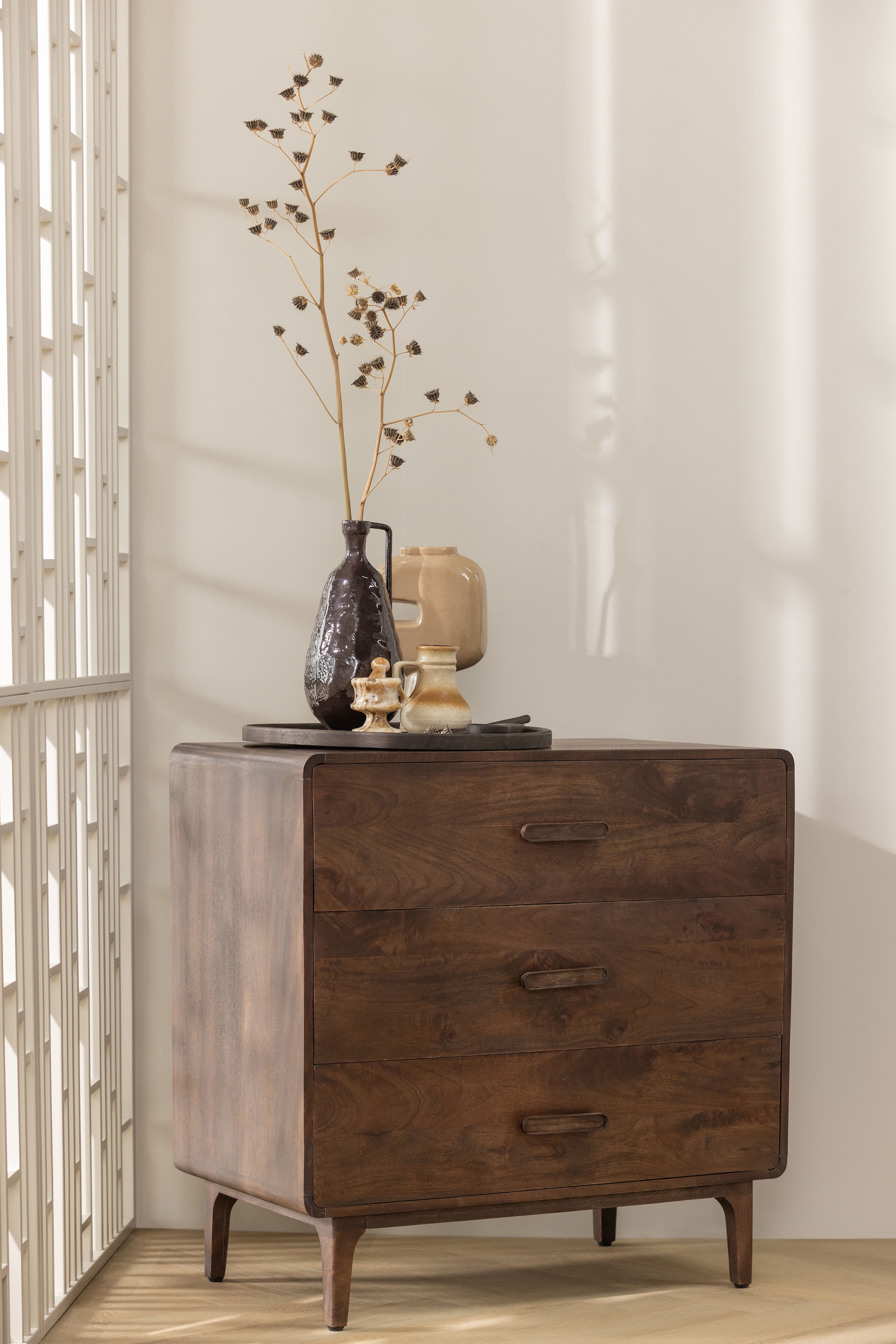 WOOOD Sideboard »Liya mit Massivmangoholz undDämpfung Funktion, B 90 x T 50 x H 90 cm« Spielerische Griffgestaltung, Tragkraft 15–25 kg pro Schublade