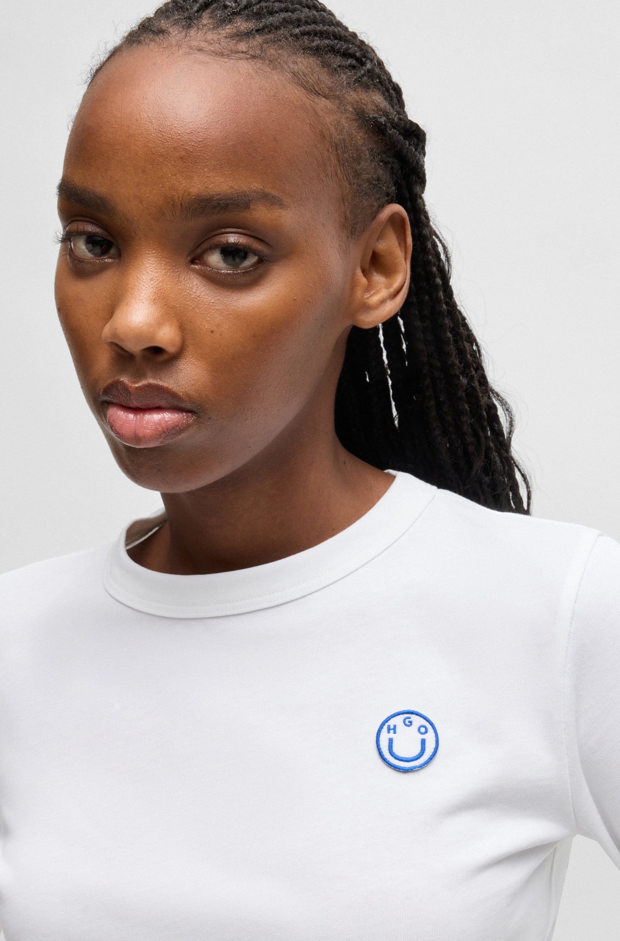 HUGO Blue Longsleeve »Daliria«, mit Label-Badge mit HAPPY HUGO Logo