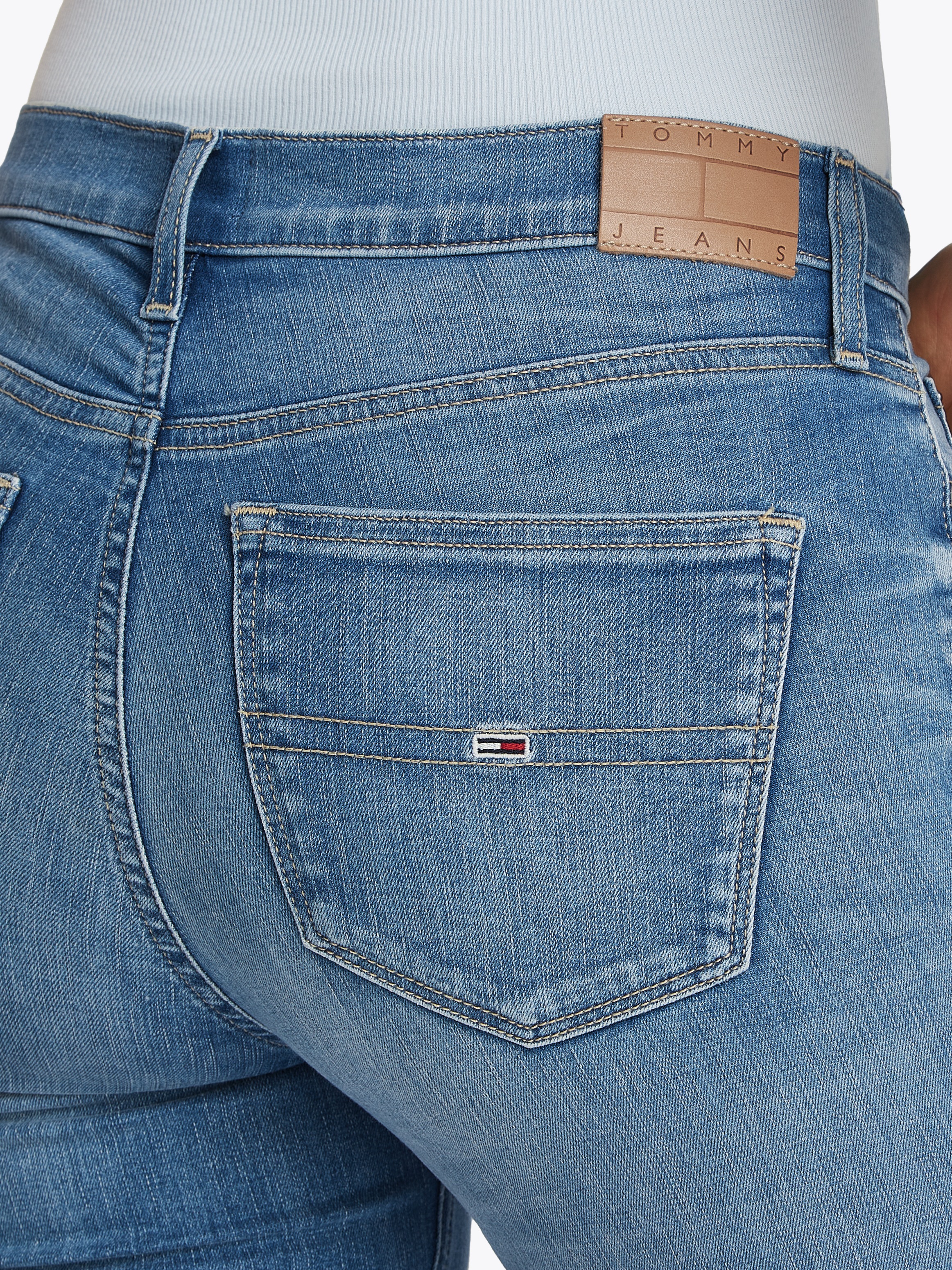 Tommy Jeans Skinny-fit-Jeans »NORA MR SKNY«, mit Waschung, mit Logo-Badge