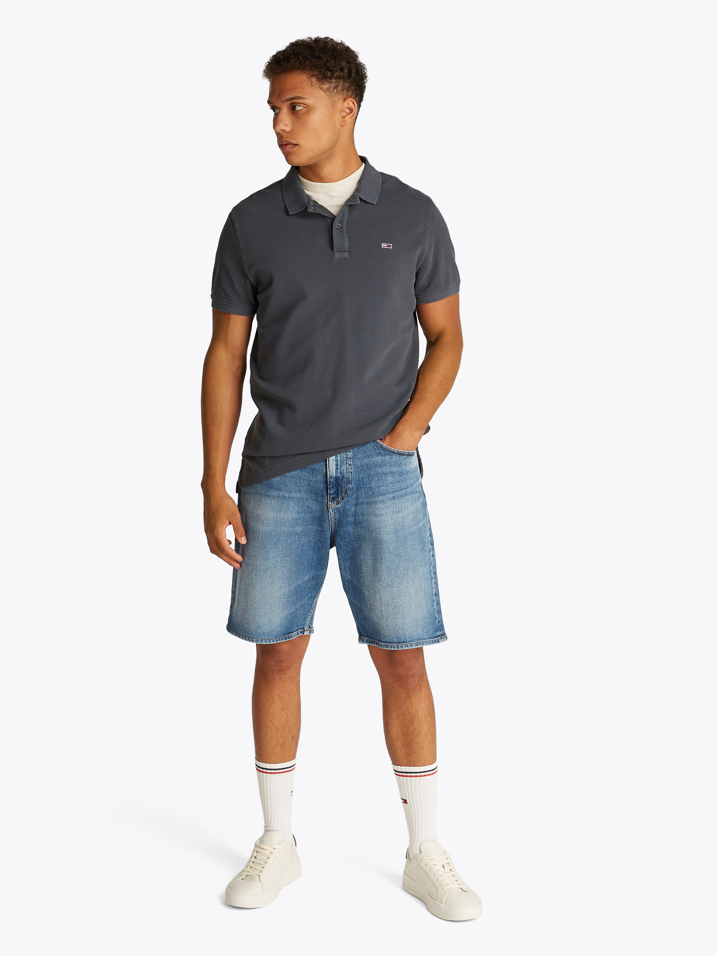 Tommy Jeans Poloshirt »TJM SLIM ESSENTIAL GD POLO SS«, mit Logostickerei