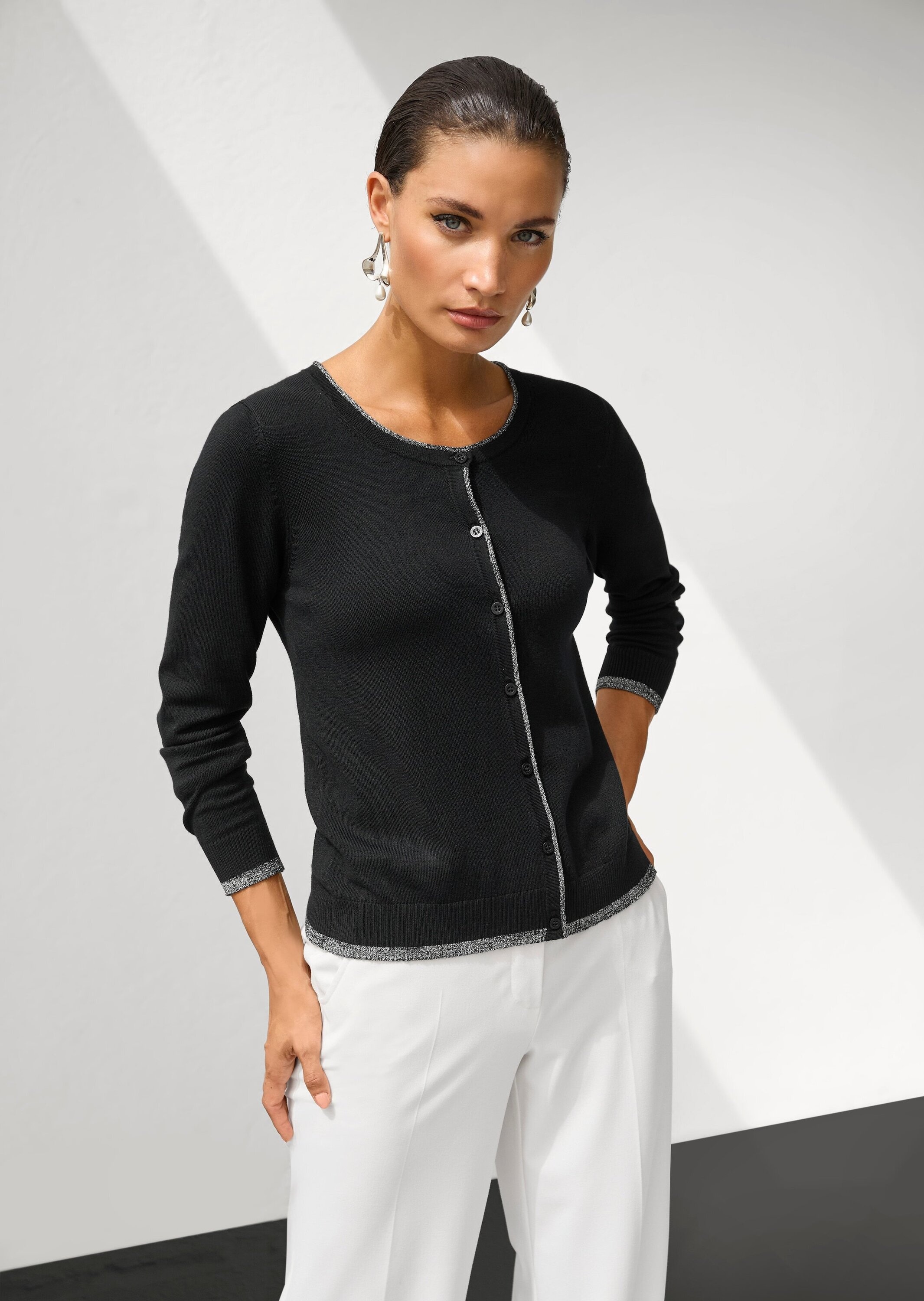 MADELEINE Strickjacke »Strickjacke Lockere Feinstrick-Jacke mit Kontrasten« Schmale Glanzstreifen an Abschlüssen