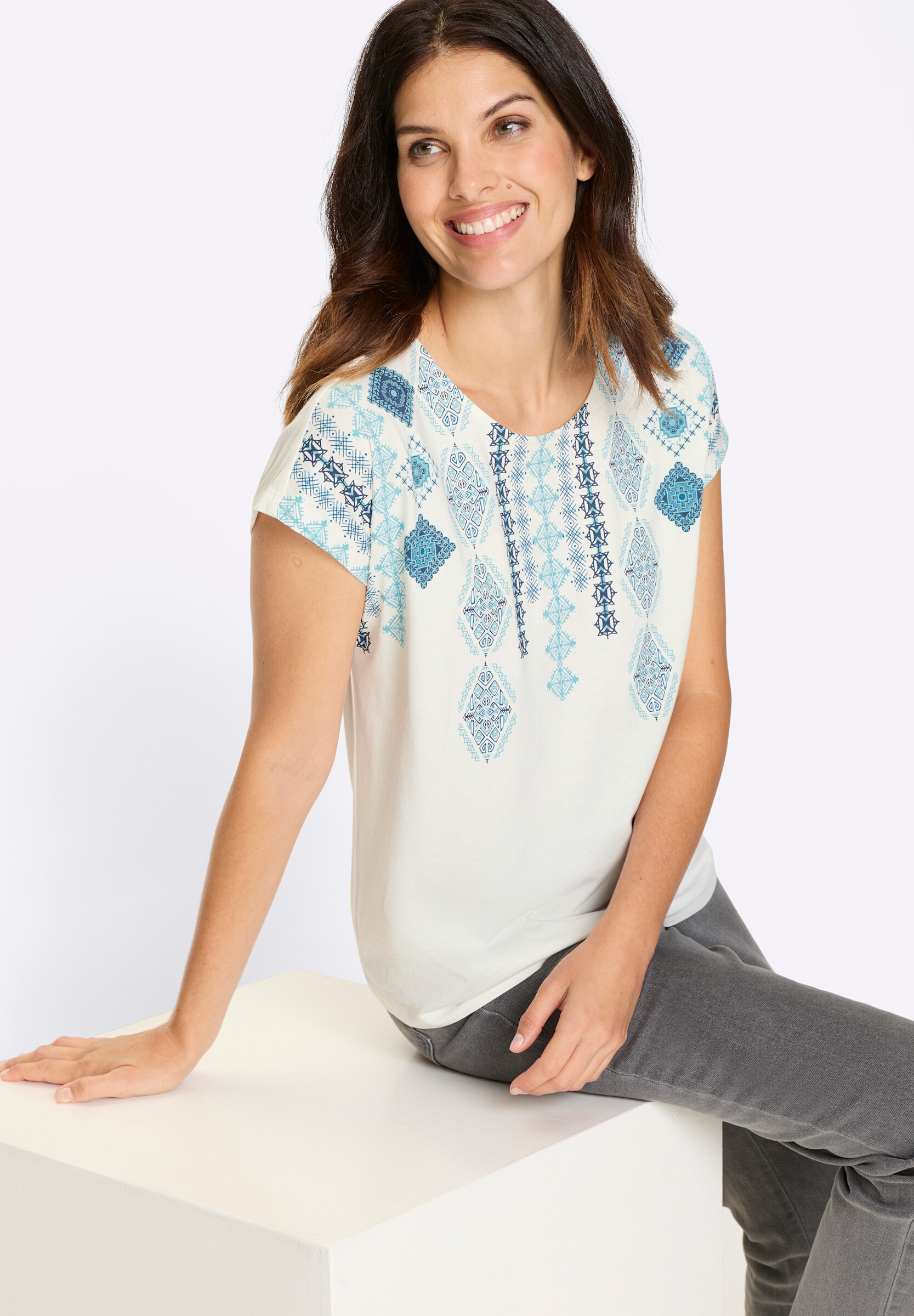 Sieh an! T-Shirt »Kurzarm-Shirt Kurzarmshirt mit platziertem Ethno-Druck«