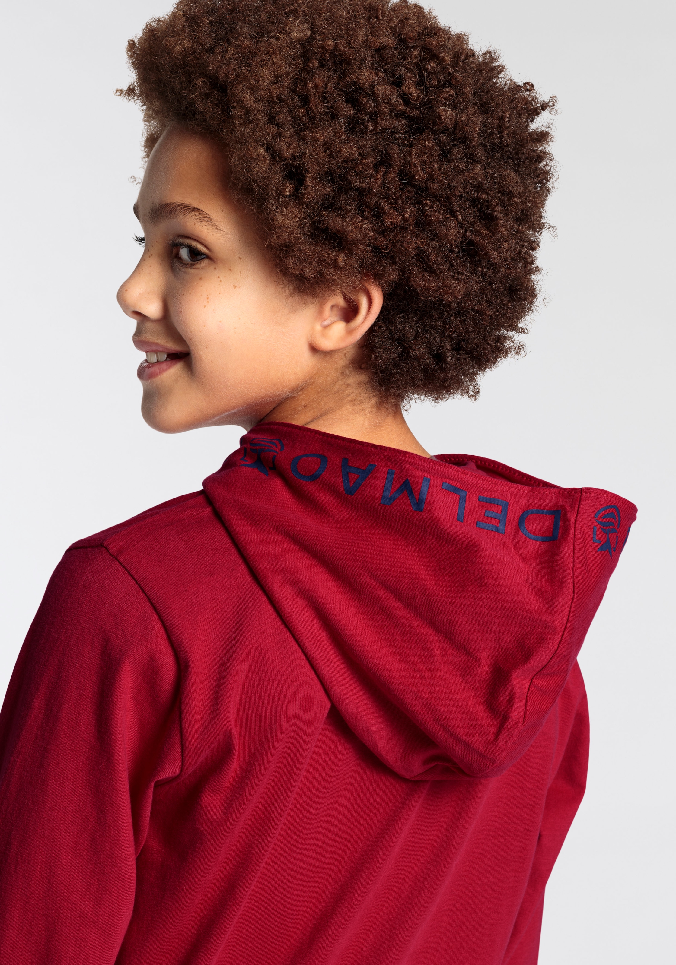 DELMAO Kapuzenshirt »für Jungen«, Langarm, trendiger Druck, ideal für lässige und sportliche Outfits