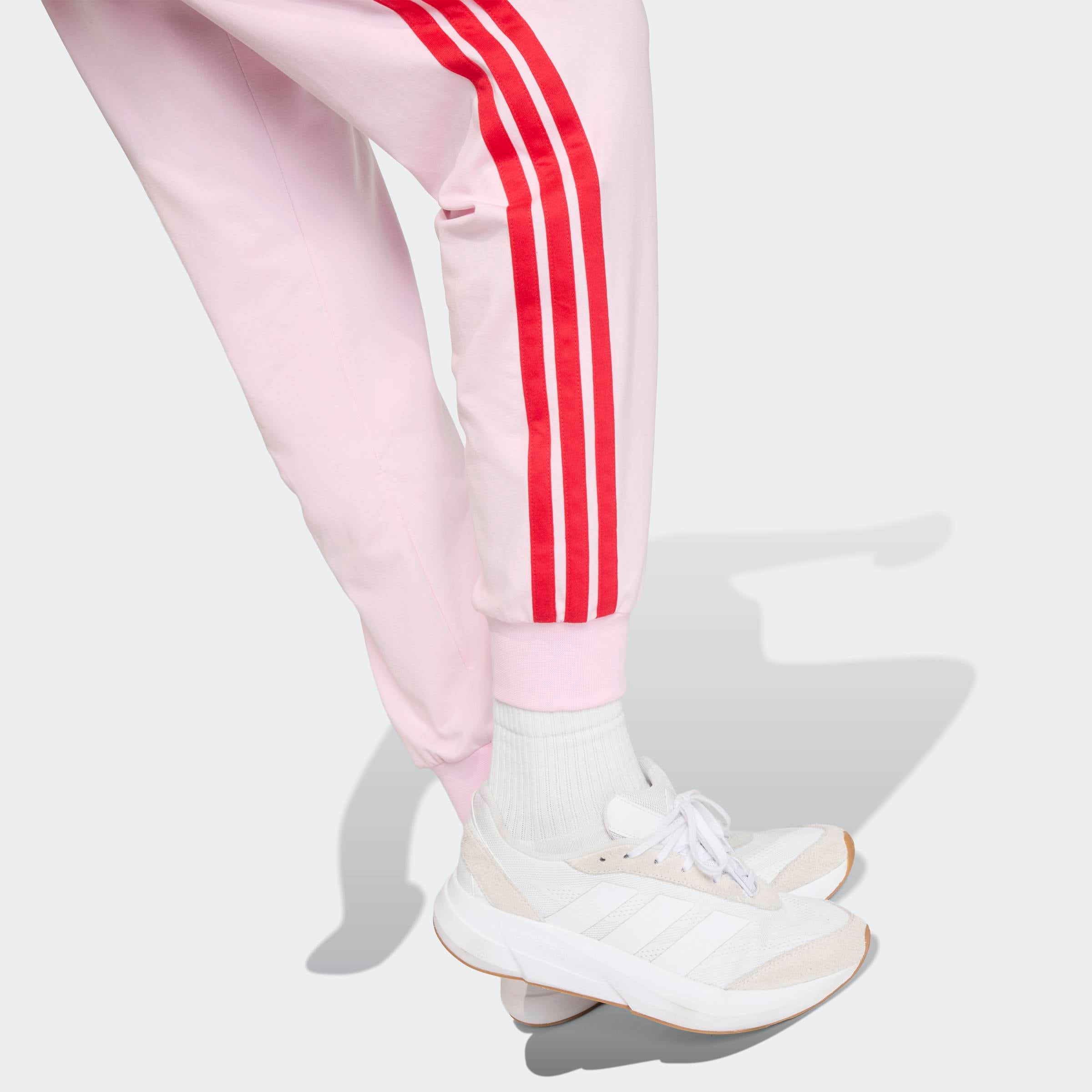 adidas Sportswear Sporthose »ESSENTIALS 3-STREIFEN«  Lässig geschnitten, hoher Bund, schmal zulaufende Beinform