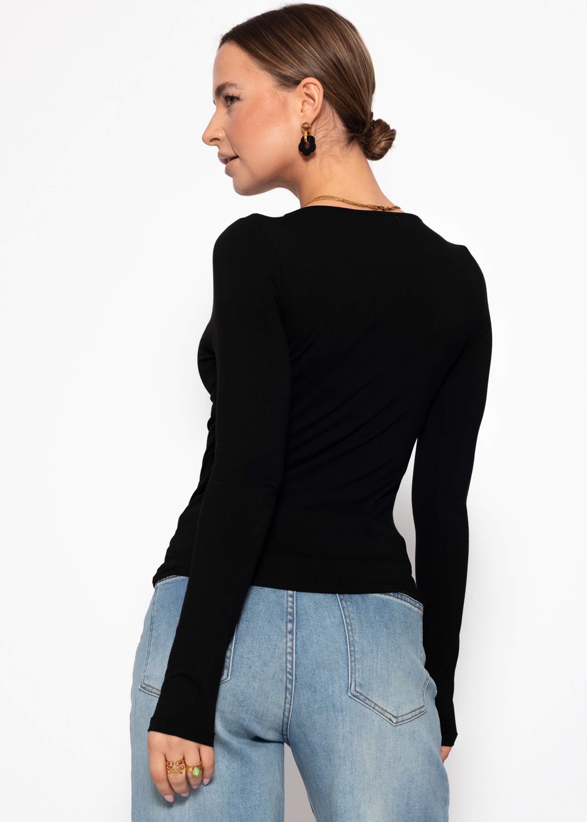 SASSYCLASSY Langarmshirt »Langarmshirt mit Spitzenausschnitt« Feminines Top mit tiefem Rundhals und extra langen Ärmeln