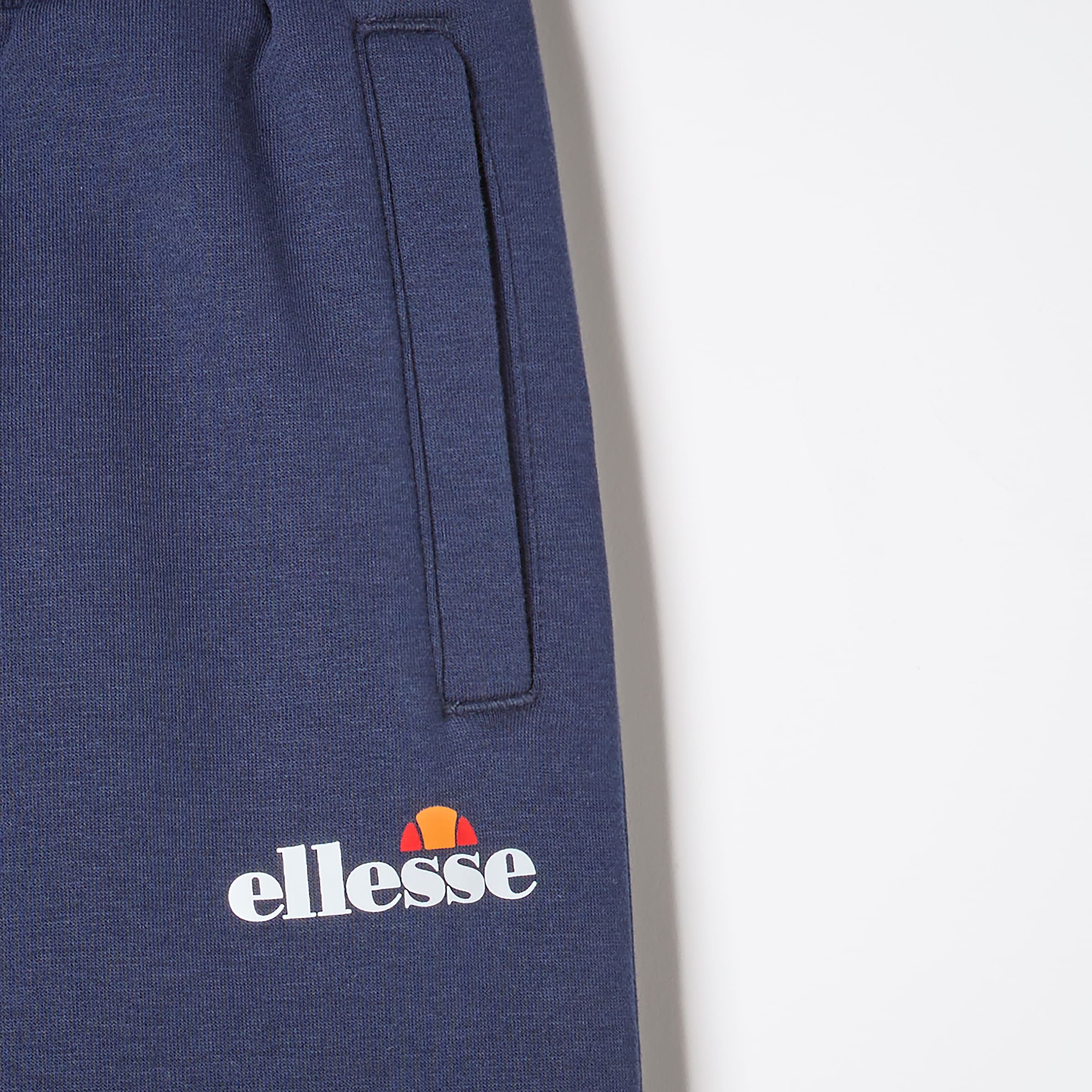 Ellesse Jogginganzug »CHIVASSO JOG SUIT« sportlicher Stil, bequeme Passform, für aktive Freizeit und Bewegung