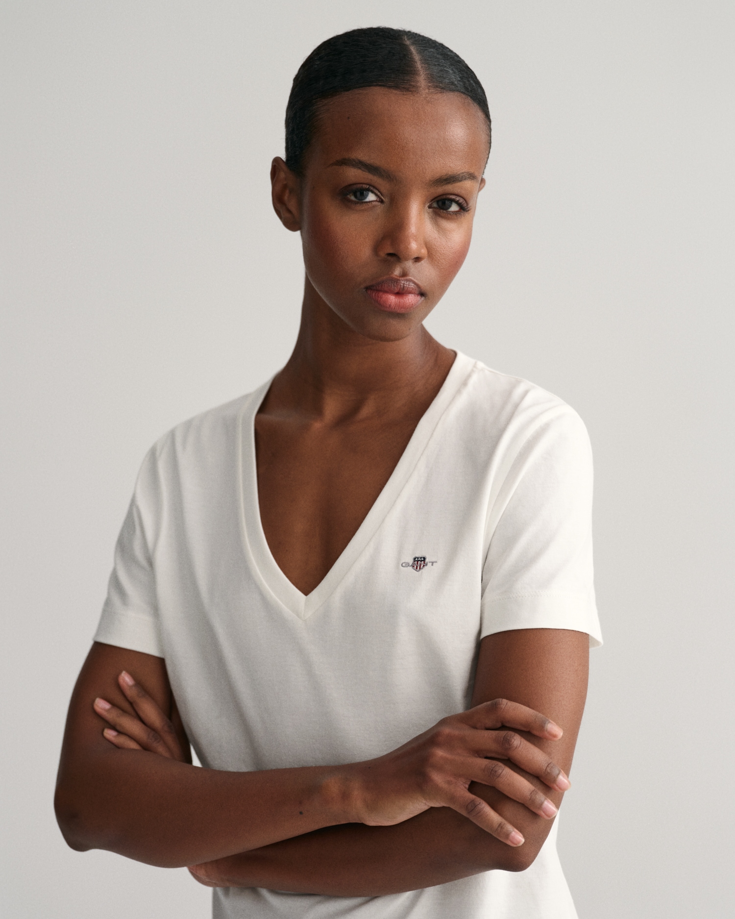 Gant T-Shirt »REG SHIELD KA V-NECK T-SHIRT«, mit einer kleinen Logostickerei auf der Brust